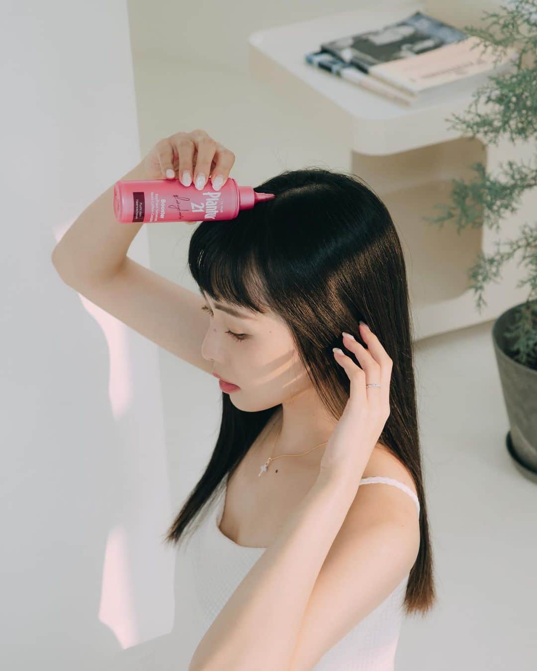 Dewi Chienのインスタグラム：「原本算有點懶的我⋯本來不太在意，自從產後頭髮真的變得脆弱，開始發現保養頭皮、為髮根補充營養的重要性，每天除了吃營養品外，頭皮護理的部分已經是不可或缺的一環。   「Plantur21營養與咖啡因洗護養髮三入組」專為長髮女孩及產後媽媽設計，洗髮露的咖啡因複合物成分，可深入髮根補充營養，頭髮變健康強韌，能幫助改善扁塌、毛躁和容易斷裂的問題；護髮素添加水解角蛋白和維他命原B5，能延長營養在頭髮上的時間，短時間就能讓頭髮柔順有光澤！     精華露的部分使用後免沖洗，我都習慣在晚上洗完頭吹乾後，或是白天頭髮造型之前使用，每天搭配按摩就像幫頭皮擦保養品一樣，花香香氣也會跟著持續一整天💕而且小瓶身超方便攜帶，出國旅行或是外出過夜頭髮也不再毛躁乾澀。就算現在晉身二寶媽咪，輕鬆維持一頭漂亮長髮也沒問題😉     💁🏻‍♀️ @Plantur21_tw   #Plantur21 #營養與咖啡因洗髮露 #營養與咖啡因護髮素 #營養與咖啡因頭皮護理精華露」