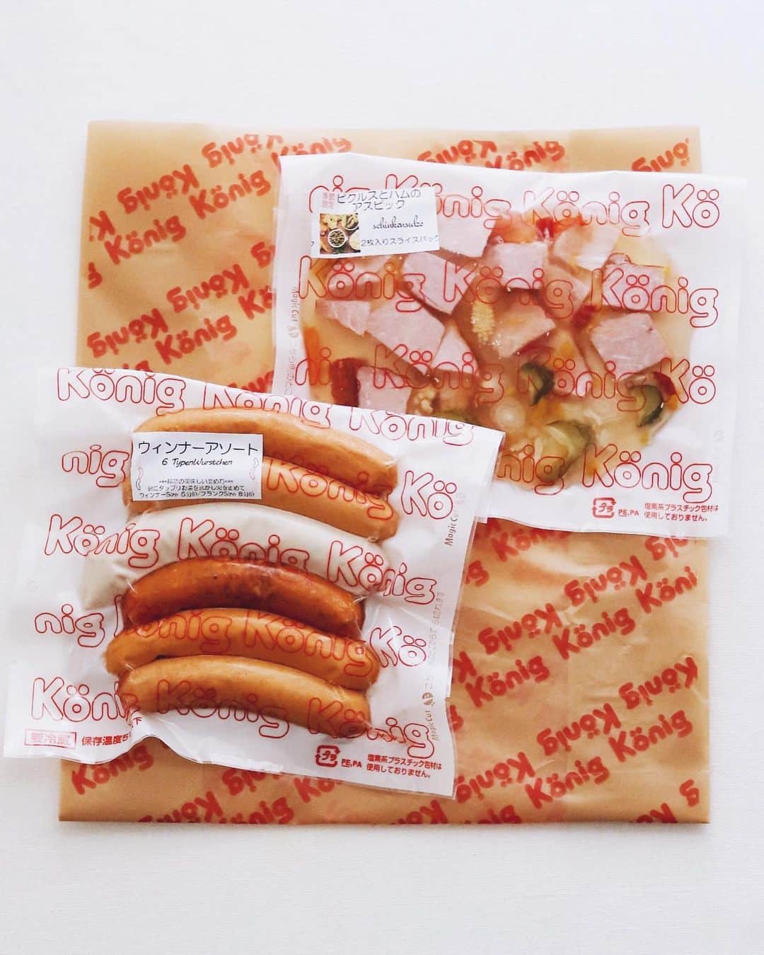 樋口正樹さんのインスタグラム写真 - (樋口正樹Instagram)「Cheers 🐖 🧀 . ＧＷ５月４日、家で昼飲み。 昼前からオビワインを開け、 小金井のケーニッヒさんの ソーセージとアスピックに チーズとオリーブを添えて😋 . オビワインケノービュルは 薄濁りゴールデンイエロー、 爽やかでいて旨みとキレの あり果実味たっぷりピオで トモキさんからの頂きもの。 おいしくて妻も絶賛でした👍 @tomoky_take . ケーニッヒは吉祥寺駅から 井の頭公園に向かう途中に あるソーセージとビールが 美味いお店。本店は小金井。 いせやかココかいつも悩む💦 . . . #ケーニッヒ #ソーセージ #アスピック #オビワイン #オビワインケノービュル #昼飲み #家飲み #吉祥寺グルメ #小金井グルメ #aspic #sausage #ObiWine #ObiWineKenoBulle #König #maytheforcebewithyou #domainegeschickt」5月4日 13時08分 - higuccini