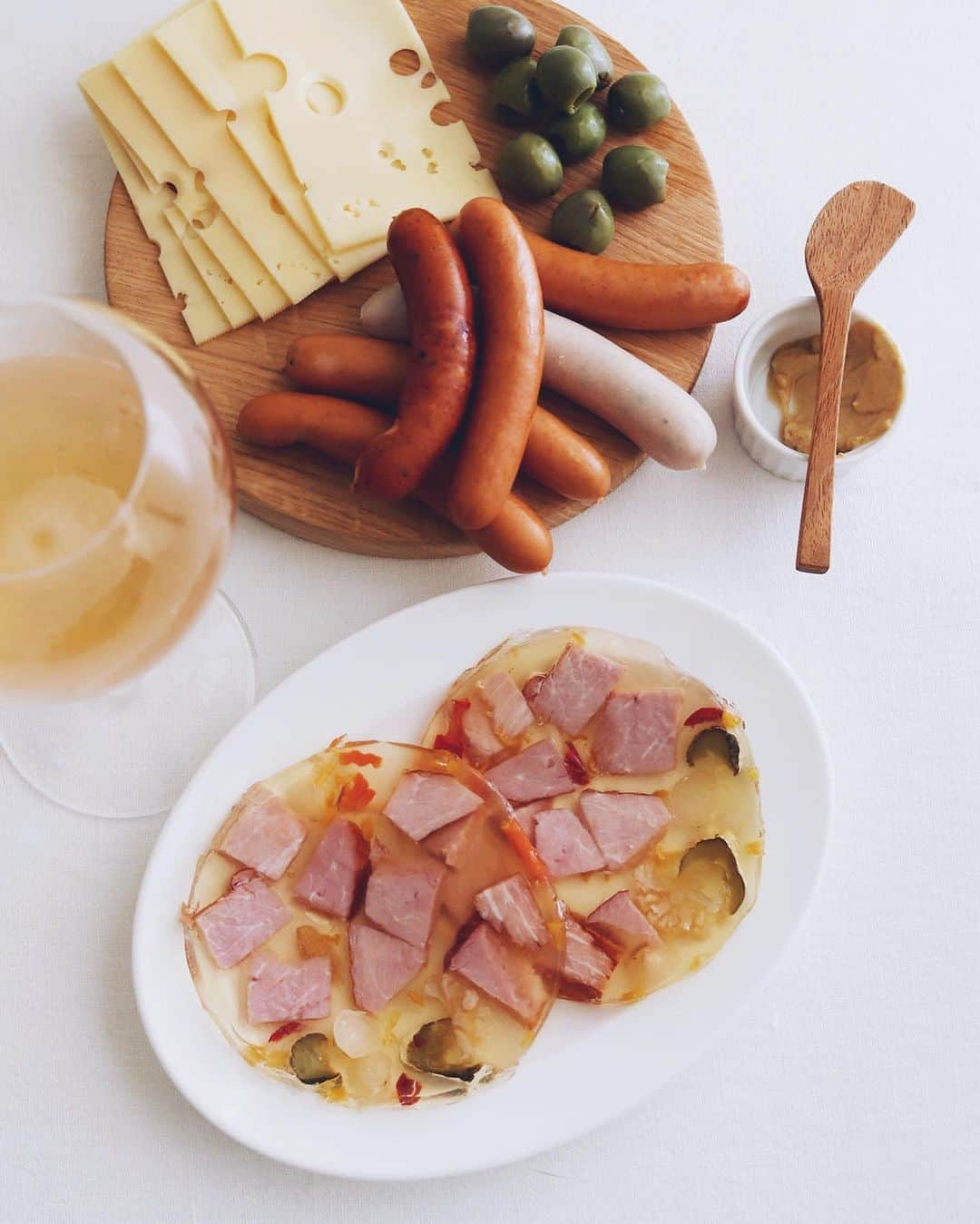 樋口正樹さんのインスタグラム写真 - (樋口正樹Instagram)「Cheers 🐖 🧀 . ＧＷ５月４日、家で昼飲み。 昼前からオビワインを開け、 小金井のケーニッヒさんの ソーセージとアスピックに チーズとオリーブを添えて😋 . オビワインケノービュルは 薄濁りゴールデンイエロー、 爽やかでいて旨みとキレの あり果実味たっぷりピオで トモキさんからの頂きもの。 おいしくて妻も絶賛でした👍 @tomoky_take . ケーニッヒは吉祥寺駅から 井の頭公園に向かう途中に あるソーセージとビールが 美味いお店。本店は小金井。 いせやかココかいつも悩む💦 . . . #ケーニッヒ #ソーセージ #アスピック #オビワイン #オビワインケノービュル #昼飲み #家飲み #吉祥寺グルメ #小金井グルメ #aspic #sausage #ObiWine #ObiWineKenoBulle #König #maytheforcebewithyou #domainegeschickt」5月4日 13時08分 - higuccini