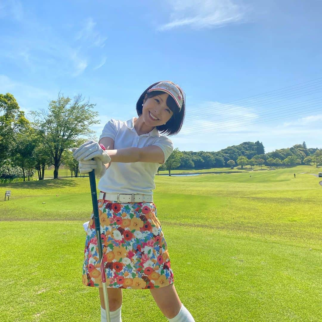 小尾渚沙のインスタグラム：「ゴルフが気持ち良い季節ですね⛳️❤️ （写真無加工・無修正でこの明るさ！嬉しい！！）  昨日のラウンド中、青空に向かって何度も深呼吸しちゃいました☀️  遅めスタートだと、ゴルフ場で夕焼けも見られて◎ 夕方のゴルフ場も素敵ですよね🥰  皆さんはどんなGWをお過ごしですか？🌴 . . #スワイプしてね 👉 #GW #ゴルフ #ゴルフ女子  #趣味 #休日 #ゴルフうまくなりたい  #ムーンレイクゴルフクラブ茂原コース」