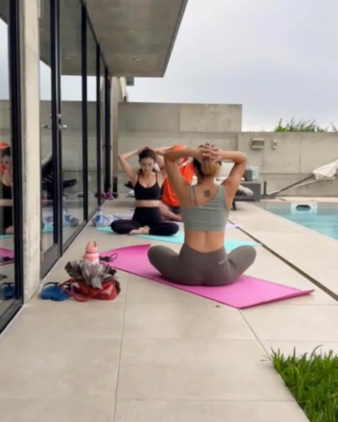 河中あいのインスタグラム：「伊良部島のVillaでmorning yoga🧘‍♀️ お天気だったらビーチでやるみたいなのですが、小雨だったのでお部屋に付いているプールサイドで。  私は身体も硬い方なので苦手な動きも多いのだけど、pilatesとは違った呼吸や体の使い方でスッキリ♡  今回レッスンして下さったSAKIKOさんは、まさかの共通の友人がいて驚きのご縁でした♡(レッスン後に発覚✨)  宮古島、伊良部島に行かれる方はbeach yogaおすすめです😉 是非！  #伊良部島ヨガ#宮古島ヨガ #morningyoga」