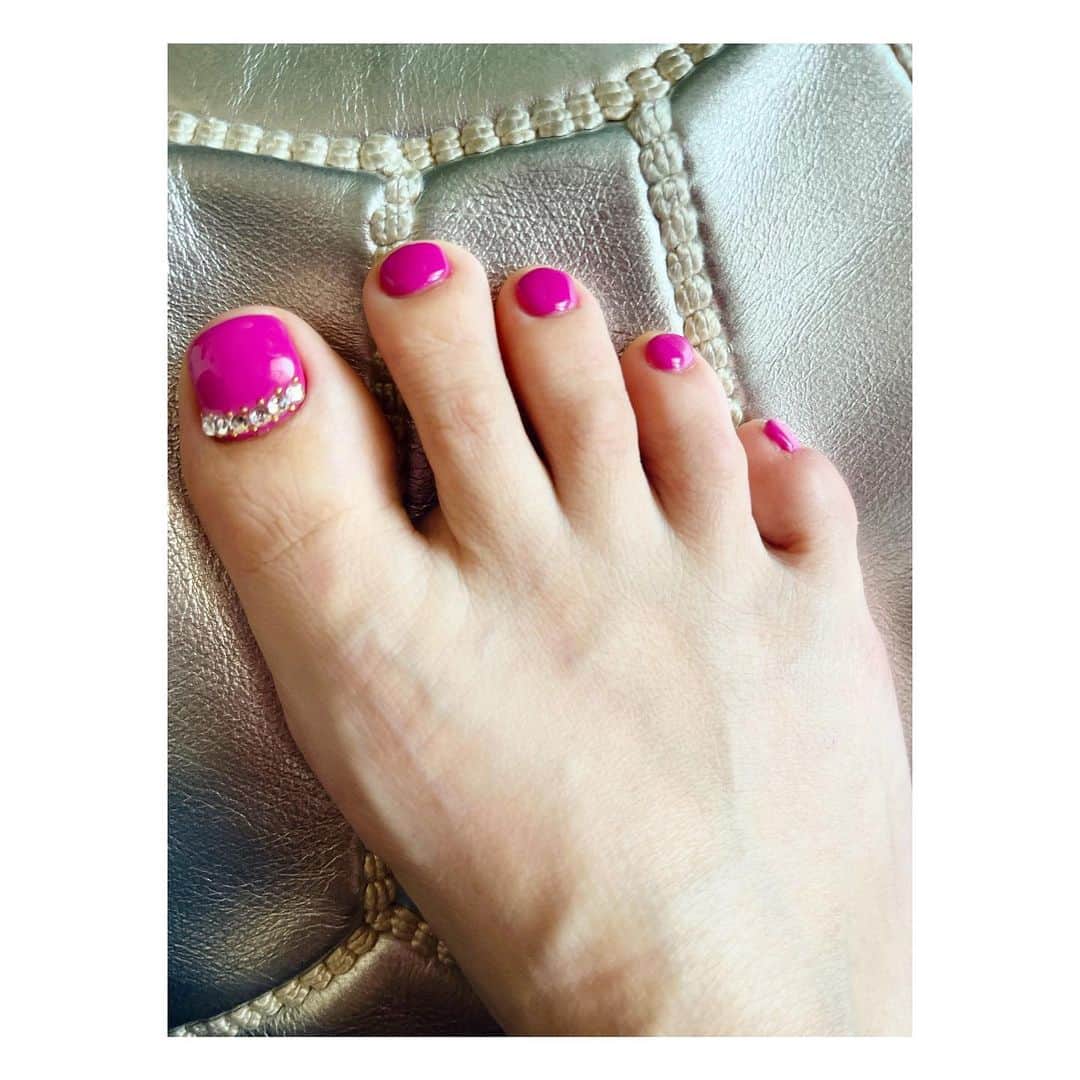 阿部洋子さんのインスタグラム写真 - (阿部洋子Instagram)「✨️✨✨️  お仕事行く前に～  #footnail  #gelnails   紫がかったピンク💜 キラキラのっけてみた  #自己満足   新しいサンダルいつからはこうかなー( ˶'ᵕ'˶)」5月4日 13時10分 - hirocoring