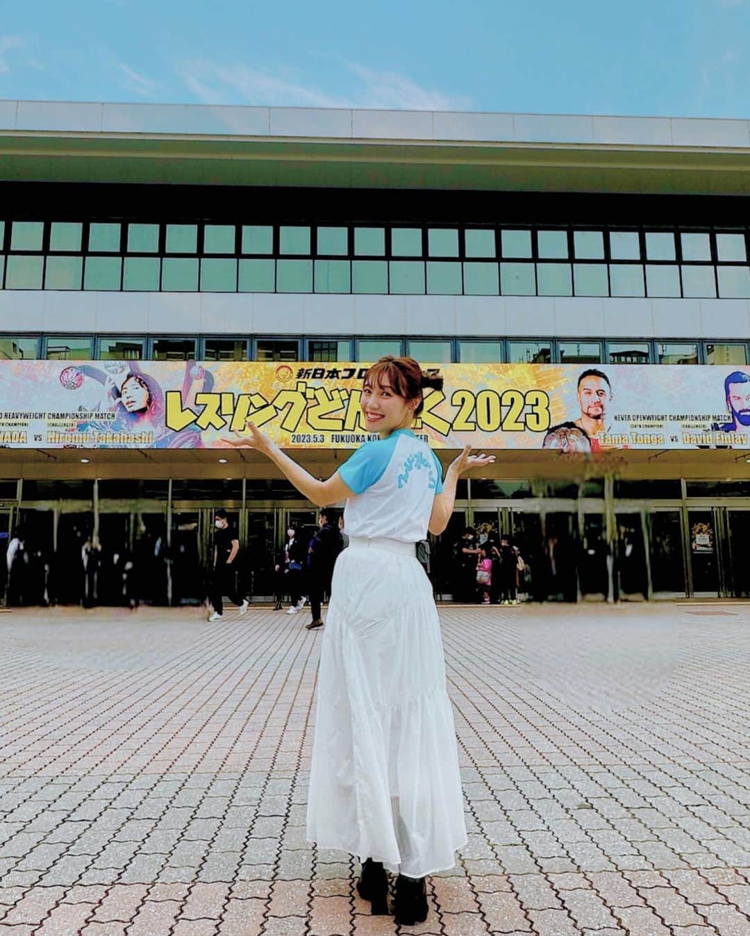 黒田りさのインスタグラム：「🌼 毎年たのしみにプロレス仲間と観戦している【レスリングどんたく】！ 今年はなんとなんと、念願の取材でお邪魔することができました😭✨  インタビューや、バックヤードなどにも入らせてもらって、夢の世界にいるような気持ちと、終始どきどきが止まりませんでした！  試合はとにかく熱気ムンムン🔥マスクなし&大声での声援も解禁されてはじめての試合ということで、応援の声が飛び交って、お客さんと一緒に熱くなれるプロレスが帰ってきたんだーって感動しました！  だいすきなプロレスのお仕事ができてとっても嬉しかったです☺️✨  打ち上げに連れてって頂いたのは西中洲のやれんの家まさとよさん🍶壁中にびっしりと貼られているプロレスポスター！ 聞こえてくるお客さんの会話もプロレスの話題。 楽しく美味しい居酒屋さんでした🏮✨ プロレスファンならよりたまらないアットホームなお店です✨ 塩もつ鍋、豚バラとってもおいしかったのでぜひ☺️🫶  📺放送は福岡では見られないのですが YouTubeにもアップされるとのことでまた告知します！✨  #新日本プロレス#レスリングどんたく2023#プロレス観戦#プロレス女子#やれんの家まさとよ」