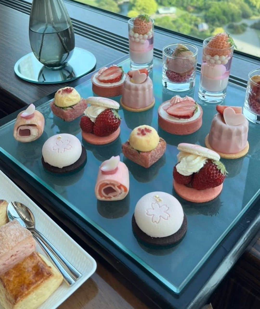 櫻まひるさんのインスタグラム写真 - (櫻まひるInstagram)「桜のアフタヌーンティー🌸🫖  #afternoontea   #インスタグラビア　#instalove #follow #グラビア #扎心了 #like #tokyo #ootd #style #photo  #love #instagravure #맞팔  #东京 #model #Japanesegirl #photooftheday #tbt #igers #instadaily」5月4日 13時15分 - mikuru_horikita