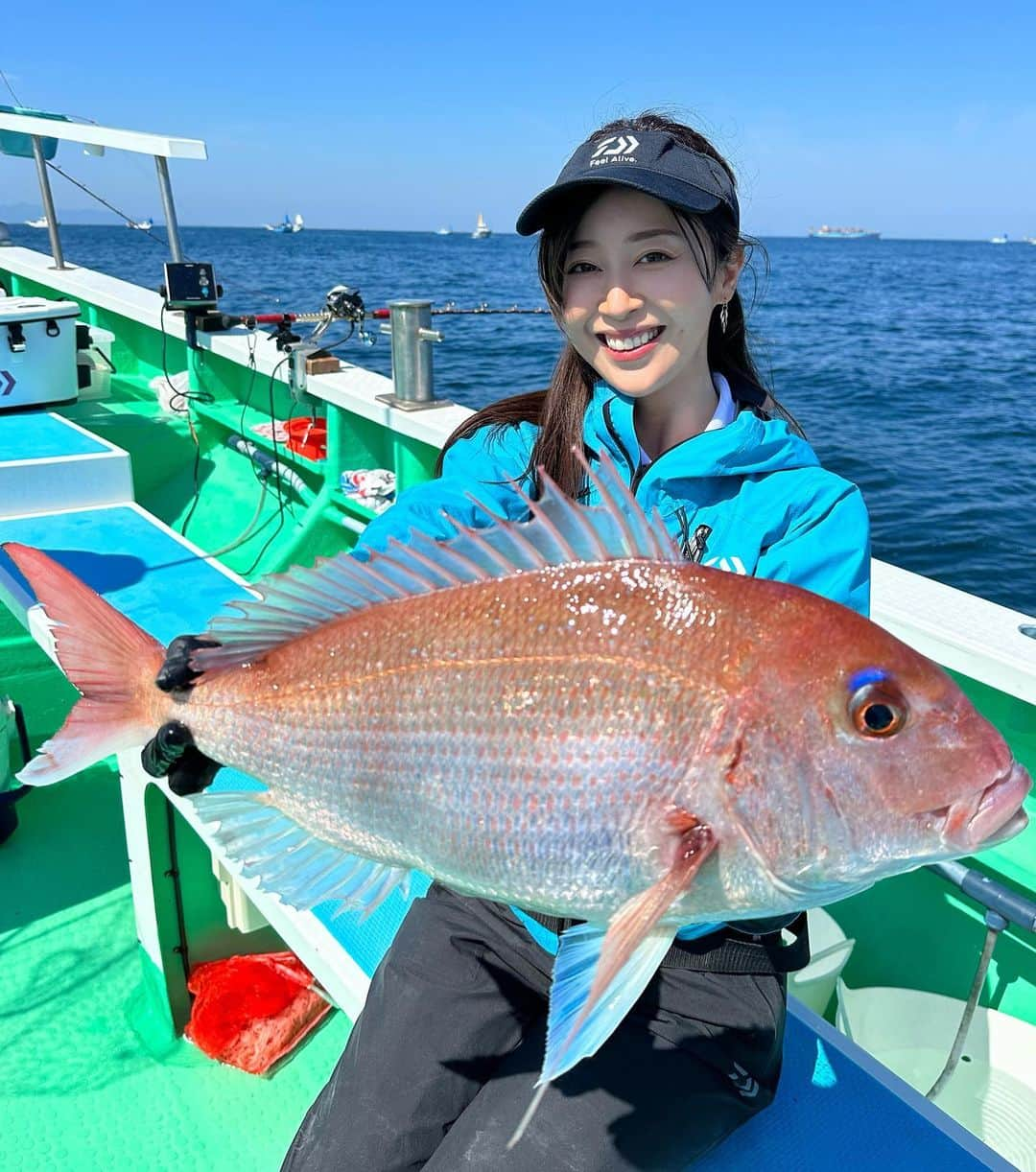 富士村彩花さんのインスタグラム写真 - (富士村彩花Instagram)「・ ⁡ 横長の写真と縦長の写真がいっぺんに上げられなかった🥹 ⁡ ⁡ 昨日の仕立てで釣れた、念願の大きなマダイ💗 ⁡ 嬉しかったなぁ〜🙌✨ ⁡ ⁡ 昌士船長、北舘さん、ご参加いただいた皆さま 本当にありがとうございました❣️😆  【ハリス】 8号5m / 5号5m テーパード 【針】 ⁡DAIWA  D-MAX マダイクワセ SS 10号 ⁡ #DAIWA #釣りガール  #釣り女子  #釣りモデル  #釣り女  #アングラー  #道産子アングラー  #釣り好き  #船釣り  #海釣り  #オフショア #釣果 #釣り好きと繋がりたい #fishinggirl #富士村彩花 #コマセマダイ #コマセ釣り #真鯛 #マダイ釣り #ノッコミマダイ #剣崎 #コマセマダイ釣り」5月4日 13時17分 - ayaka.prestige