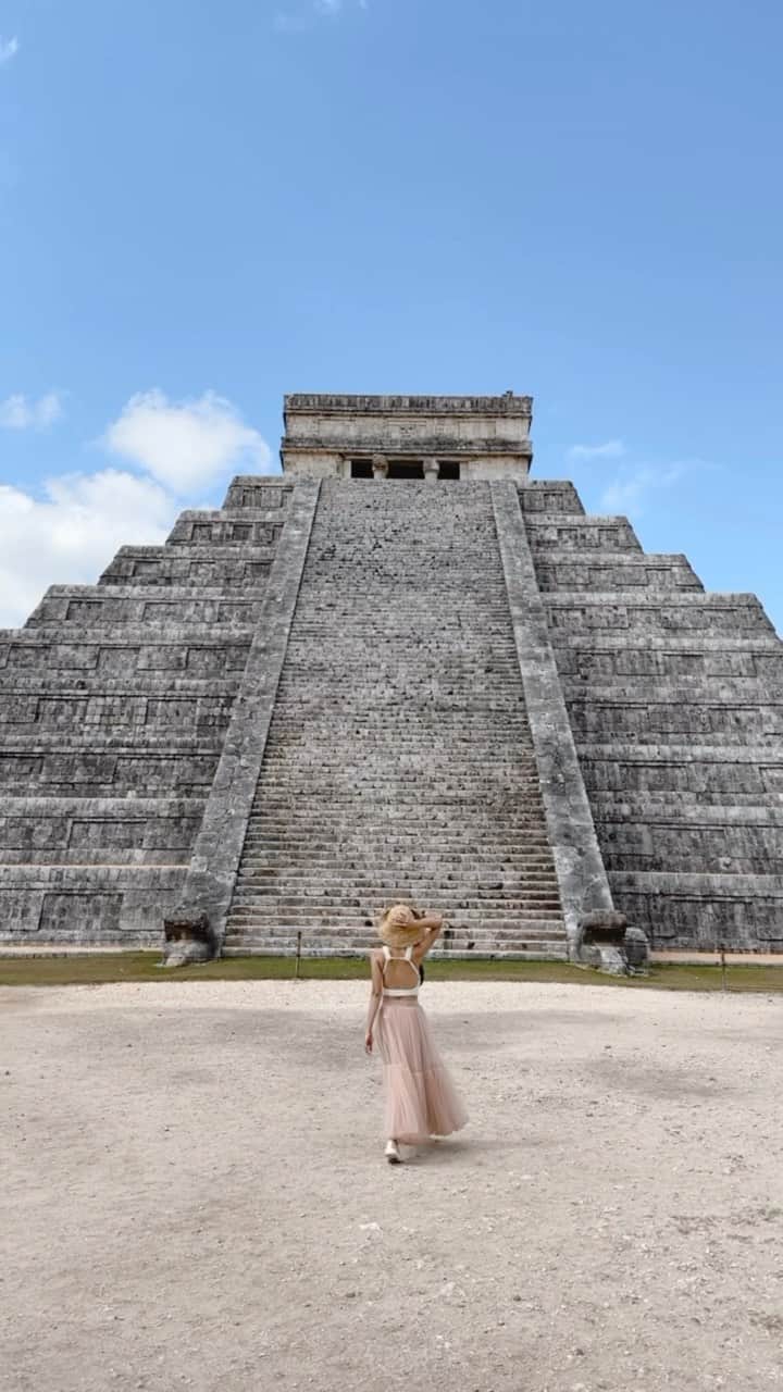 ジェイミー・チュアのインスタグラム：「One of the seven wonders of the world, the Chichen Itza was such an amazing archeological site from circa AD 900 built by the ancient Maya people on the Yucatán Peninsula.  Beyond elated to experience yet another wonder of the world.  #sevenwondersoftheworld  #chichenitza」
