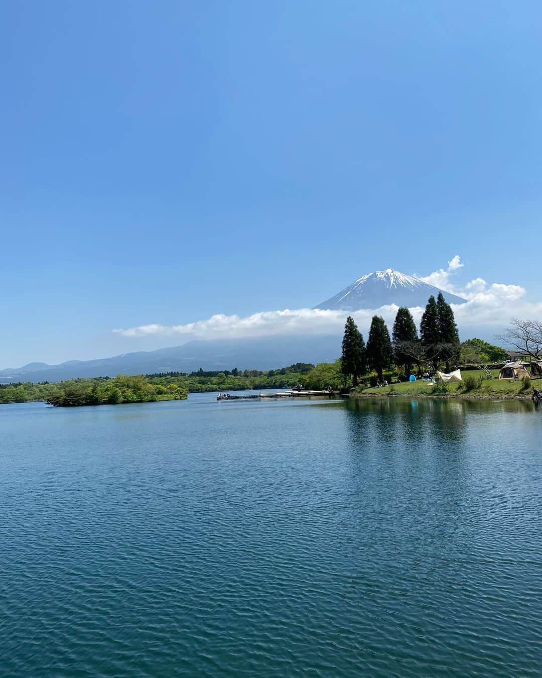 木原さとみさんのインスタグラム写真 - (木原さとみInstagram)「今日もお天気いいです。 #富士山　美しい〜 #田貫湖　の　#湖 は、好きでたまに来ます。 海外に来たみたいな雰囲気です。何処かは分からないけど…笑 #みにょん　も嬉しそうです。　#トイプードル #好きな湖ベスト3に入る　#フリスビー　が私めちゃくちゃ下手。 何処に行くのか分からない…」5月4日 13時19分 - satop0704