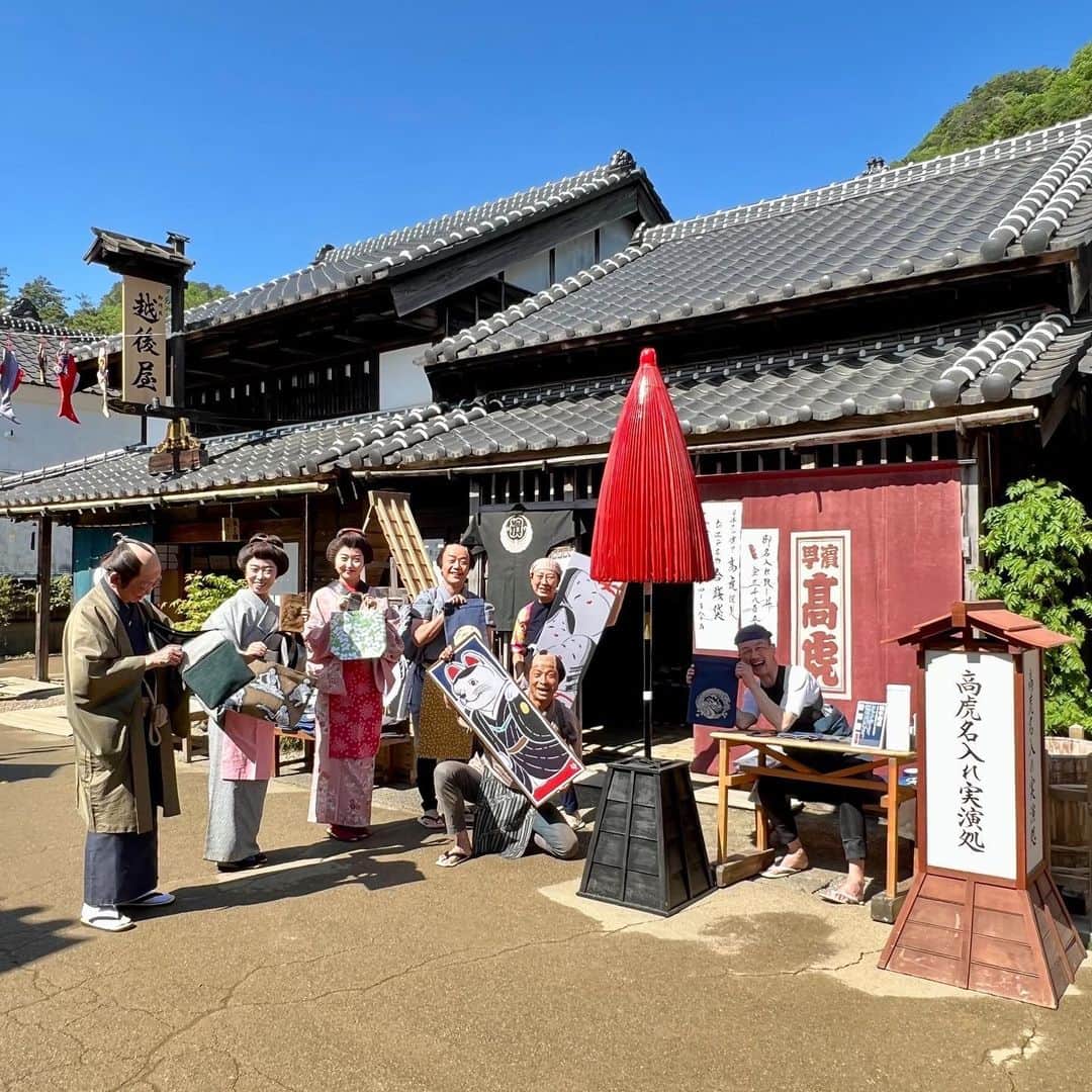 江戸ワンダーランド 日光江戸村のインスタグラム：「・ 濱町高虎 | Hamachou Takatora GWはネーム入りのマイバックを持ってハイカラに！ For GW ,bring your own bag with your name on it and look stylish.  江戸時代にルーツを待つ染元、濱町高虎さんの合切袋のネーム入れ実演販売をゴールデンウィーク期間中の5/3.4.5の３日間、江戸ワンダーランド商家街にて実施しています。この機会に粋なマイバックをぜひ、お作りください。 ・　 ・ #edo #edowonderland #nikko  #濱町高虎 #いざ江戸へドロン #江戸の風景 #春の江戸 #江戸人 #日光 #テーマパーク #江戸時代 #江戸ワンダーランド日光江戸村」