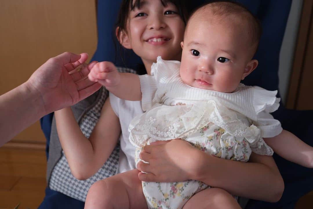 のインスタグラム：「. #いとこ . . 可愛い✖️可愛い🥰 . . #9歳　#6歳　#6ヶ月」