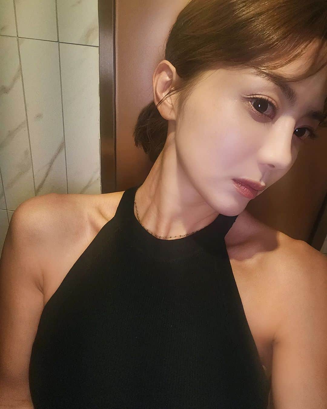 ユ・ハナのインスタグラム：「클럽 화장실  . . 같은 분위기 물씬 나네 제니하우스 화장실🤣  반만 보이는 사진처럼  반이 되면 좋겠는 올 여름  적당히 먹고 지방이 되지않게 해주세요.  1일1 규칙적인 화장실과 탄수화물 컷팅을 돕는 #날위한시간 은 오늘 마지막날이에요😁」