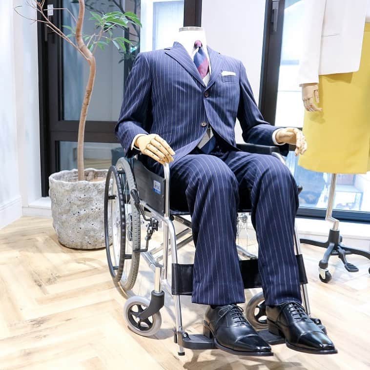 soarさんのインスタグラム写真 - (soarInstagram)「車椅子ユーザーがスーツ着用時に受ける様々な不満を「オーダー」という形で解決した、花菱縫製株式会社の車椅子利用者向けスーツ👔👞 ・ ・ 「車椅子でもスーツ姿を格好よく！オーダーメイドの強みを活かす花菱のスーツづくり」 https://soar-world.com/2018/08/15/hanabishi/ ・ ・ 「soar(ソアー)」は、人の持つ可能性が広がる瞬間を捉え、伝えていくメディアです🕊✨☘ https://soar-world.com/ ・ ・ #soar_world #ファッション #プロダクト #花菱縫製 #車椅子 #障害 #写真 #仕事 #結婚式 #入学式 #入社式 #スーツ #デザイン #オーダーメイド #脊髄損傷 #オーダースーツ #思い出 #新社会人 #新入社員 #ジャケット #パラリンピック #パラアイスホッケー #ファッション #スーツ #メンズ #レディース #春 #新生活」5月8日 21時00分 - soar_world