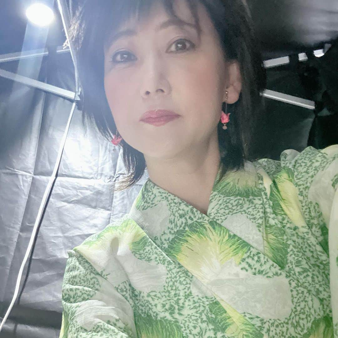 水谷千重子さんのインスタグラム写真 - (水谷千重子Instagram)「皆様ゴールデンウィーク如何お過ごしですか？ 千重子は明治座公演に先駆けてミッドタウン日比谷さんの真ん前の広場で無料ライブ開催中よ💓💓💓💓 12時半からの部には沢山の客様お越し頂き感謝⭐️ 2部は14時半からですわよ🫶🎤🎸 是非近くにいらっしゃったら足を止めてみてっ😘🙇‍♀️ トニーフランクちゃんのギターも最高よ✌️✌️ 今日は今年初浴衣 ブロッコリー🥦柄ね そしてピンクの折鶴イヤリング💓💓💓 合間に日比谷公園で屋台でてたから ヤマメの塩焼きを食べましたわ😜 友近ちゃん？🤭 #明治座 #東京ミッドタウン日比谷 #トニーフランク #水谷千重子」5月4日 13時40分 - mizutanichieko