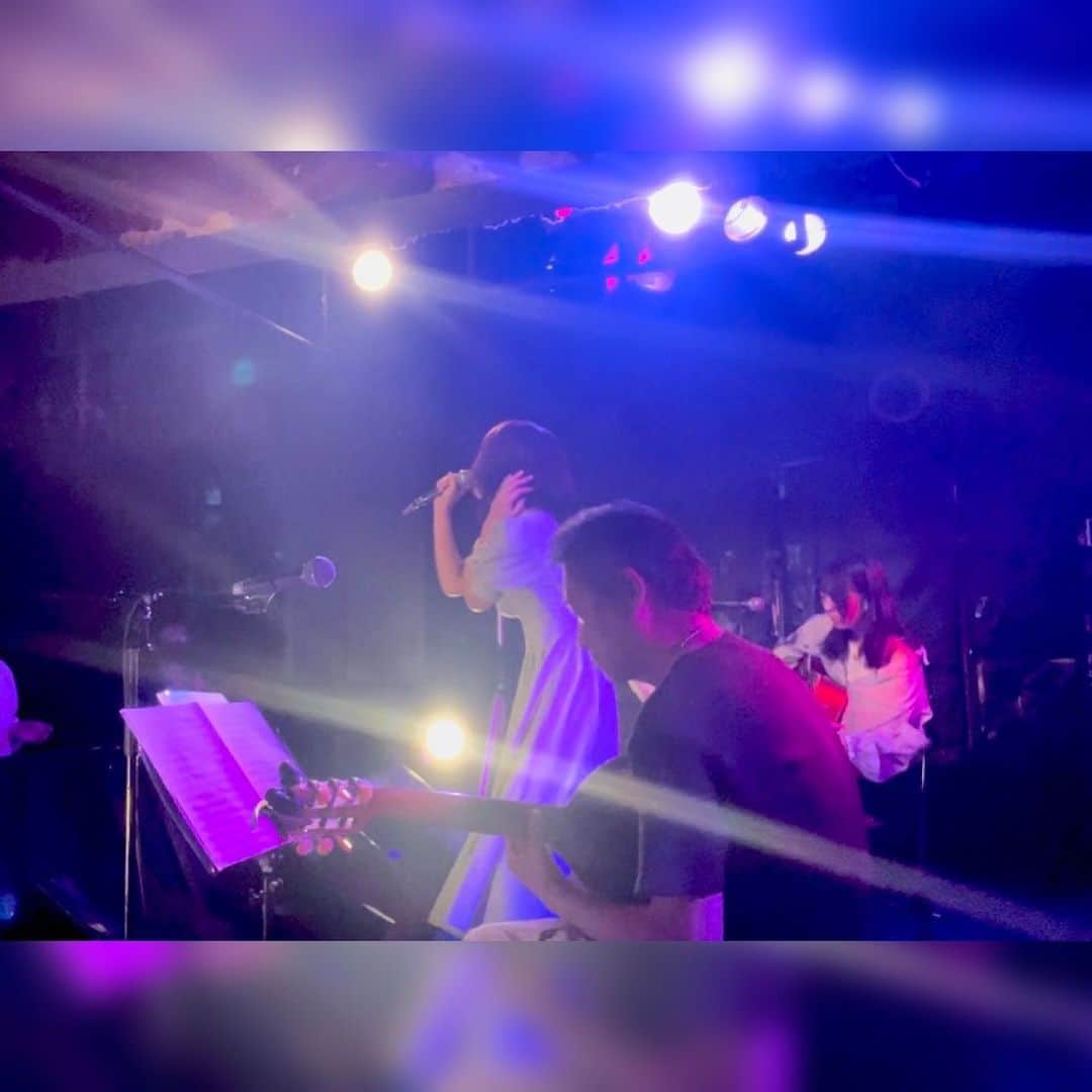 水上真理のインスタグラム：「昨日は SHIBUYA SING! SING! 最高でした😊✨ . 来てくださった皆さま ありがとうございます✨ . ギタリスト、マブさん ギタリスト、マウちゃん 最高の音をありがとう✨ . 主催のM-SMILEさま ステキなイベントを ありがとうございます✨ . 会場の雰囲気がとてもよくて 皆さまあたたかくて 心地よく 歌うことができました☺️✨ . 会場の チェルシーホテルさま . ステキな音と照明で ステージを盛り上げていただき ありがとうございます✨ . ばーどちゃんと なおちゃんと なおちゃんの旦那さまも 来てくれたの😭 . いつも本当に ありがとう🥰 . ライブも打ち上げも 最高でした✨ . 昨日は新曲 「ローズ」を初披露♫ . 今年は沢山歌う機会を 作っていきますので . お時間ある方はぜひ✨ イベントやライブに 足を運んでいただけたら うれしいです🥰 . 次回は5/20 バースデーイベントで 歌いますー😆💕 . お会いできるのを 楽しみにしております✨ . #smile  #happy #love  #live  #thanks  #ライブ  #ありがとう」