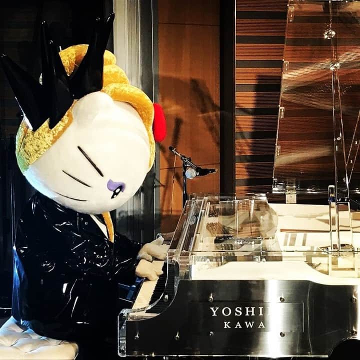 Yoshikittyのインスタグラム：「What song should I play today?  Please support #yoshikitty in the 2023 #SanrioCharacterRanking! VOTE EVERY DAY from all your devices until May 26!  Link in bio: https://ranking.sanrio.co.jp/en/characters/yoshikitty/  #HelloKitty x #YOSHIKI #teamyoshikitty #チームyoshikitty #Sanrio  @YoshikiOfficial」