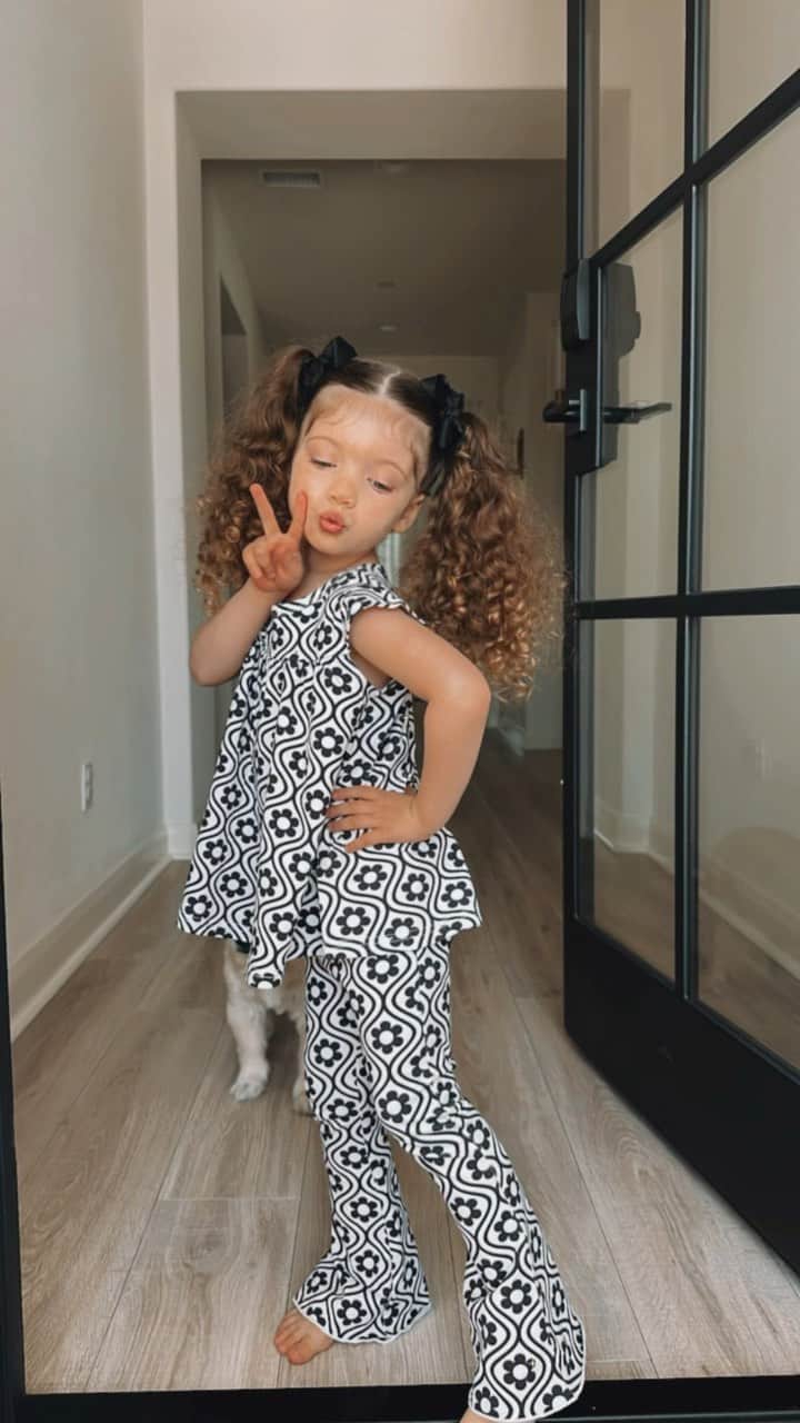 メリッサ・モリナロのインスタグラム：「I swear I dreamed to have a daughter like London. Down to her curly hair and I am OBSESSED! Her personality, how sweet & loving she is. This little girl kills me! Her fit is by @strawberryjamkids」