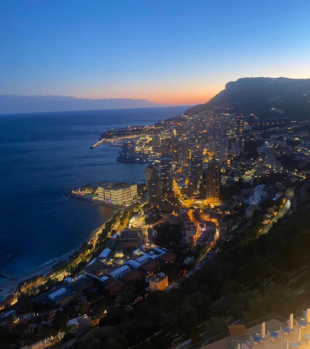 デヴィ・スカルノさんのインスタグラム写真 - (デヴィ・スカルノInstagram)「引き続き、モナコ旅行を ご紹介致します。  海を臨む ホテル「 Villa Monaco 」にて。 　 私達一行 は それぞれ、Hotel de Paris、 Hotel Metropole、 Villa Monaco に 泊まりました。 こちらは Villa Monaco です。 写真の奥に 海が 見えるでしょう？ 実際に行くと、本当に 海を 近くに 感じます。 というのも、こちらの バルコニーは 海に 張り出す形で 作られているのです。 有り難いことに お天気にも 恵まれ、 心地よい 風の中で お食事を 楽しむことが できました。 見晴らしが 良く、向こうの 小高い丘も  しっかりと 見える、抜群の ロケーションです。 ゆったりとした 造り で リラックスできます。 もちろん、プールも あります。 横から眺めると 透明ですから、 泳ぐ方が イルカのように 感じられます。 どこもかしこも 優雅で ラグジュアリーな モナコ。こうして 時々 訪れては 癒やされ、 心より、リフレッシュすることが できます。  ・・・・・・・・・・・・・・・・・・・・・・ 夜も更けて... 「Meybourne Riviera」 にて。 丘の頂上のため、強い風が 吹いていました。  こちらは モンテカルロの 景色。 こちらは イタリア・ジェノバ の 景色です。  モナコへは 何度も 訪れていますが、 街自体が 宝石のように 美しく、見飽きません。」5月4日 13時57分 - dewisukarnoofficial