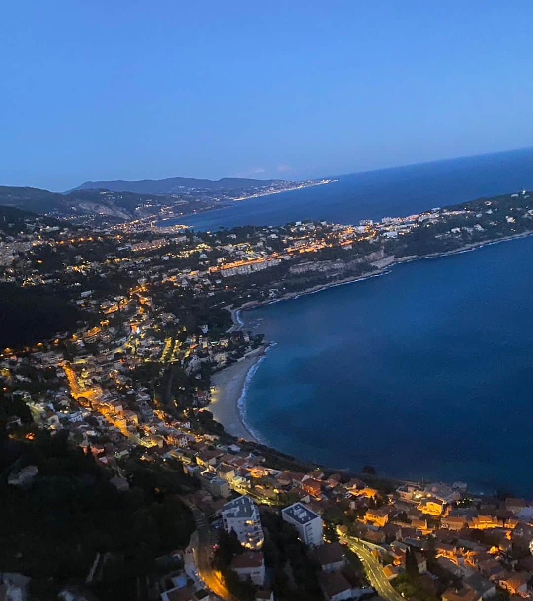 デヴィ・スカルノさんのインスタグラム写真 - (デヴィ・スカルノInstagram)「引き続き、モナコ旅行を ご紹介致します。  海を臨む ホテル「 Villa Monaco 」にて。 　 私達一行 は それぞれ、Hotel de Paris、 Hotel Metropole、 Villa Monaco に 泊まりました。 こちらは Villa Monaco です。 写真の奥に 海が 見えるでしょう？ 実際に行くと、本当に 海を 近くに 感じます。 というのも、こちらの バルコニーは 海に 張り出す形で 作られているのです。 有り難いことに お天気にも 恵まれ、 心地よい 風の中で お食事を 楽しむことが できました。 見晴らしが 良く、向こうの 小高い丘も  しっかりと 見える、抜群の ロケーションです。 ゆったりとした 造り で リラックスできます。 もちろん、プールも あります。 横から眺めると 透明ですから、 泳ぐ方が イルカのように 感じられます。 どこもかしこも 優雅で ラグジュアリーな モナコ。こうして 時々 訪れては 癒やされ、 心より、リフレッシュすることが できます。  ・・・・・・・・・・・・・・・・・・・・・・ 夜も更けて... 「Meybourne Riviera」 にて。 丘の頂上のため、強い風が 吹いていました。  こちらは モンテカルロの 景色。 こちらは イタリア・ジェノバ の 景色です。  モナコへは 何度も 訪れていますが、 街自体が 宝石のように 美しく、見飽きません。」5月4日 13時57分 - dewisukarnoofficial