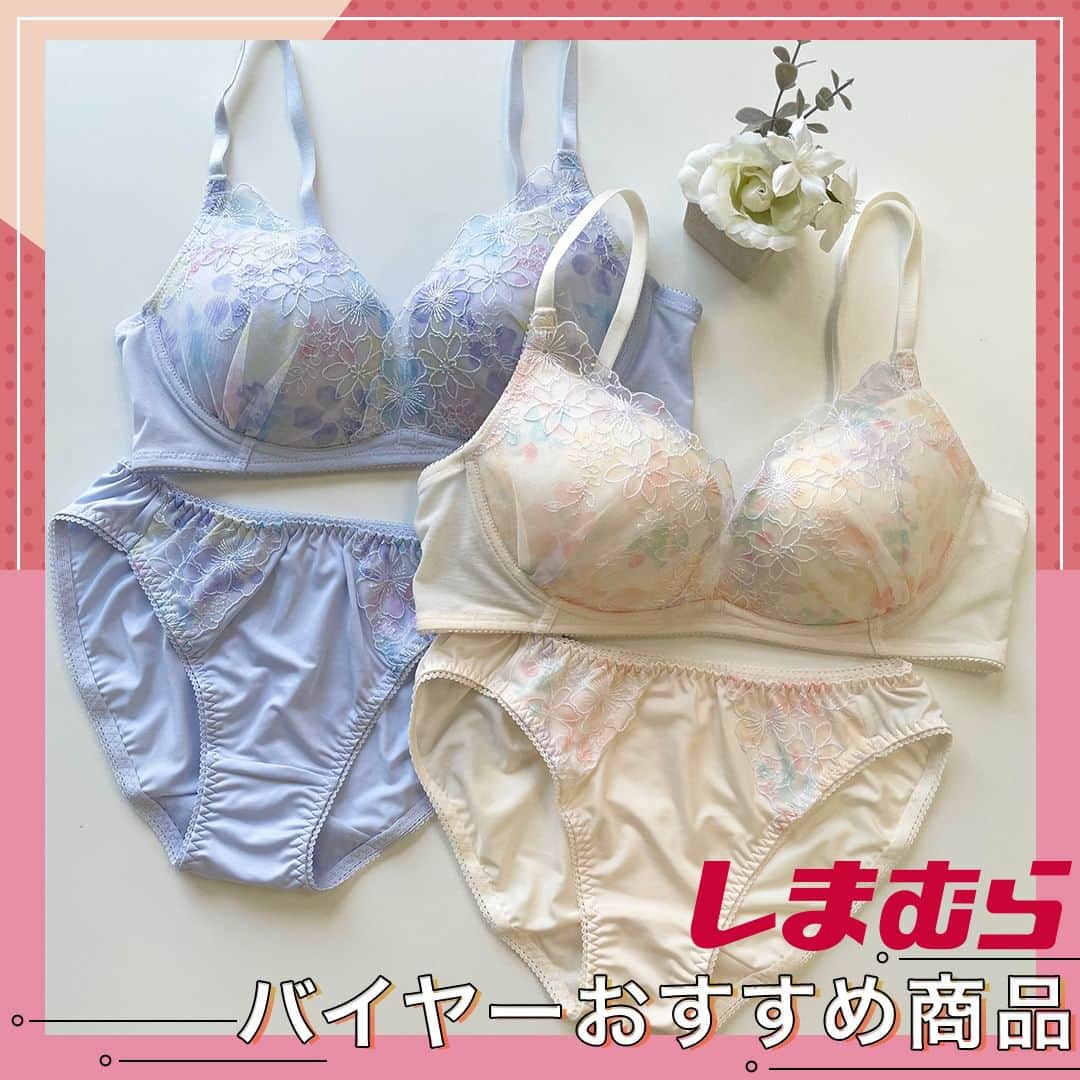 のインスタグラム：「♡下がり気味のバストをグイッと引き上げる「引き上げブラ」 ♡離れがちになったバストをギュッと引き寄せる「引き寄せブラ」  ♡引き上げブラ 下がったバストを引き上げて、バストの位置をアップするリフトアップパネル付きのブラジャーです♪ ホールド力のあるモールドカップを使用しているため、ノンワイヤーでもバストラインを綺麗に魅せてくれます✨ 花柄プリントのデザインがフェミニンで可愛い🥹  売価：セット本体¥1,290(税込¥1,419) サイズ：M.L.LLサイズ 品番：365-0018.365-0176  ♡引き寄せブラ 離れたバストを脇から中央へ引き寄せるパネルが付いており、バストの形を整えて綺麗に魅せてくれます✨ 更に、取り外し可能のパッドでボリューム調整も可能です💖 ブラック、グレーのシックなデザインで素敵🥹  売価：セット本体¥1,290(税込¥1,419) サイズ：M.L.LLサイズ 品番：365-0319.365-0361  引き上げブラ、引き寄せブラは、全国のしまむら店舗・しまむらオンラインストアで販売中です！是非チェックしてみてください💓 ※売り切れの際は、ご容赦ください  #しまむら #しまパト #しまむらパトロール #きっと見つかる #みんなワクワク #ランジェリーから始めるおしゃれ #ランジェリー好きな人と繋がりたい #下着好き #気分が上がる #可愛い下着 #オトナ可愛い #キレイ目コーデ」