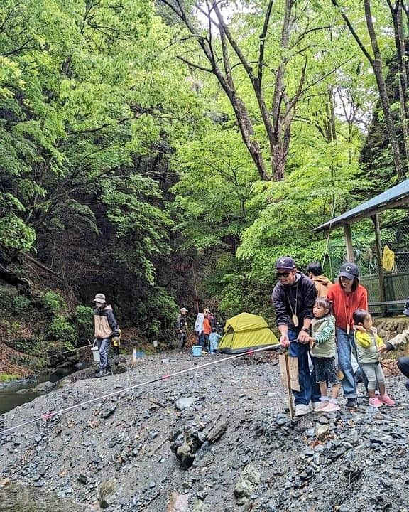 外山将平さんのインスタグラム写真 - (外山将平Instagram)「先日アングラーズ主催で子供釣り体験教室＆クリーンアップ(清掃活動)を行いました！　　　　　　　　　　　　　　　　　　　　 　　　　　　　　　　　　　　　　　　　　　　　　　 その合間にちょろっと初トラウト🐟　　　　　　　 アミコン40Sのダートアクションで🎣　　　　　　 　　　　　 キャッチ＆イート　　　　　 ハマるの確定。楽しかったです！　　　　　　　　　　　　　　　　　　　　　　　　　　　　　　 　　　　　　　　　　　　　　　　　　　　　　　 　　　　　　　　　　　　　　　　　　　　　　　　　 #BlueBlue #アングラーズマイスター　　　　　　　　　　　　　　　　　　　　　　　　　　　　　　　 #TOKYO　　　　　　　　　　　　　　　　　　 #渓流 #渓流ルアーフィッシング #アミコン40S　　　　　　　　　　　　　　　　　　　　　　　　　 #oakley #teva #TULALA　　　　　 　　　　　　　　　　　　　　　　　　　 　　　　　　　　　　　　　　　　　　　　　　　　　 　　　　　　　　　　　　　　　　　　　　　  ◆釣りにかかわらず､出たゴミは持ち帰りましょう！ 一人一人の意識で自然は守れます。 釣り場､自然を大切に🐟　　　　　　　　　　　　　　　　  ◆キャスト時は必ず後方確認をして ルアーや針が歩行者､同行者に当たらないようにしましょう。　　　　 　　　　　　　　　　　　　　　　　　　　　　　　　　　　　　 ◆釣り際はライフジャケット着用をお願い致します。　　　　　　　 命を守りましょう！　　　　　　　　　　　　 　　　　　　　　　　　　　　　　　　　　　 ◆YouTube⇩(始めました！チャンネル登録お願いします😊) https://youtube.com/channel/UC07x3DbJCNv_gAFvAjaWQMQ　　　　　　　 　　　　　　　　　　　　　　　　　　　　　  ◆アングラーズ↓🎣 将平(syohei) https://anglers.jp/users/530231 こちらもチェックお願い致します🐟　　　　　　　  ◆Twitter↓ https://mobile.twitter.com/syohei_1108 こちらもフォロー宜しくお願い致します！🙇‍♂　　　　　 　　　　　　　　　　　　　　　　　　　　　　　　　　　　　　　　　　　　　　　　　　　　　　　 　　　　　 　　　　　　　　　　　　　　　　　　　　 　　　　　　　　　　　　　　　　　　　　　　　　　　　　 #今日の外山 #俳優 #外山将平  #釣り好きな人と繋がりたい #釣りスタグラム #シーバス #東京湾奥 #釣りの成長記録 #釣りで人生を豊かに  #fishing #lurefishing #lure #bass #catchandrelease #fish #fishinglife #bigfish #angling #instafish  #bassfishing #seabass」5月4日 14時00分 - syohei_toyama