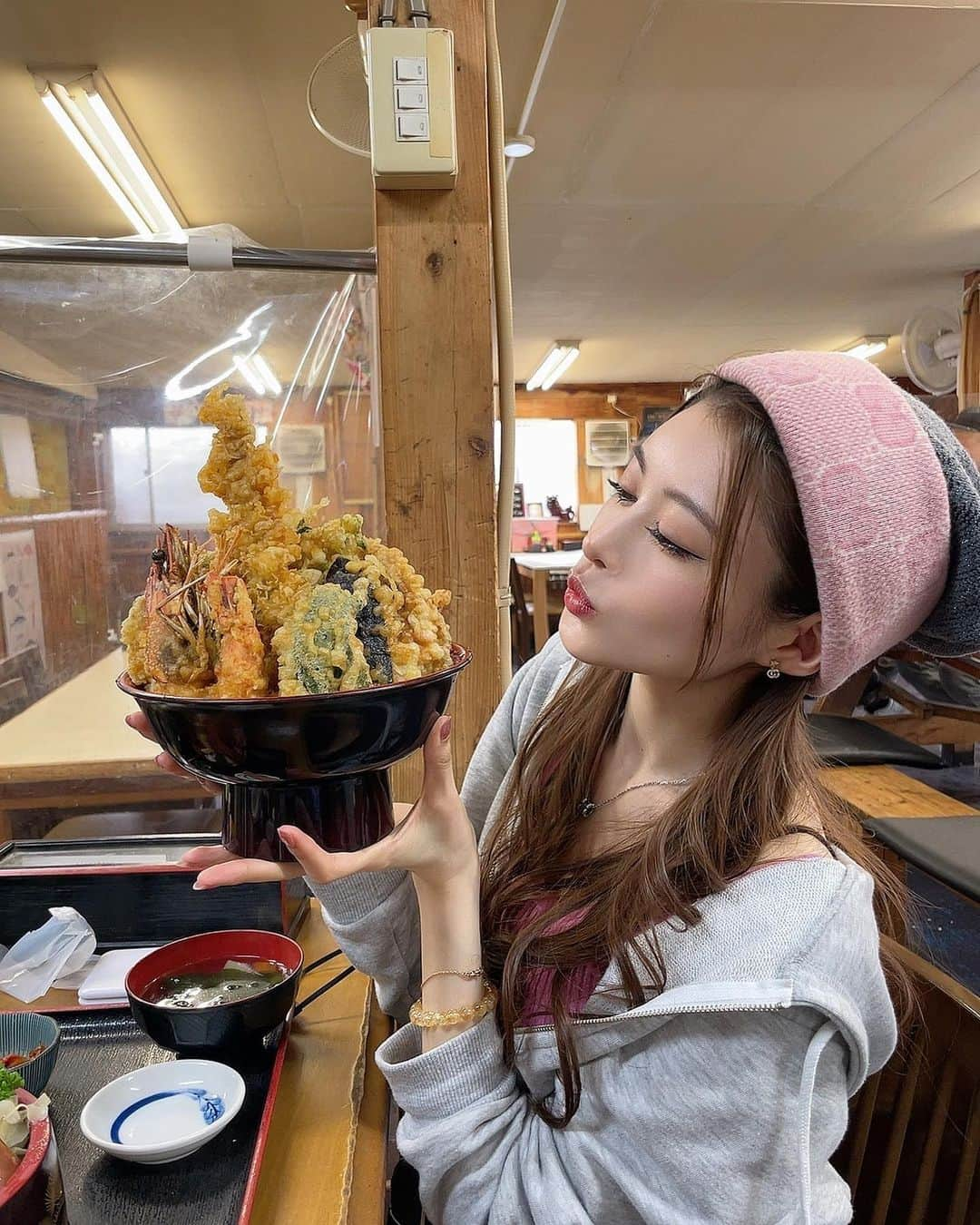 相沢みなみさんのインスタグラム写真 - (相沢みなみInstagram)「I'm enjoying my holiday in Japan🗓✨ Look at this huge Tempura-don!! It was great!! I loved the Kaisen-don too! I really enjoyed my lunch!😋 BTW what do you do on your holidays?? . みんなゴールデンウィーク何してるのー？？🗓✨ 私は千葉にこのでっかい天ぷらと海鮮丼を食べに行ったり充実してます🥰 . #chiba #holiday #kaisendon #tempura  #ばんや #千葉 #ゴールデンウィーク  #海鮮丼 #天ぷら  . #相沢みなみ  #minamiaizawa」5月4日 14時09分 - epoint2016