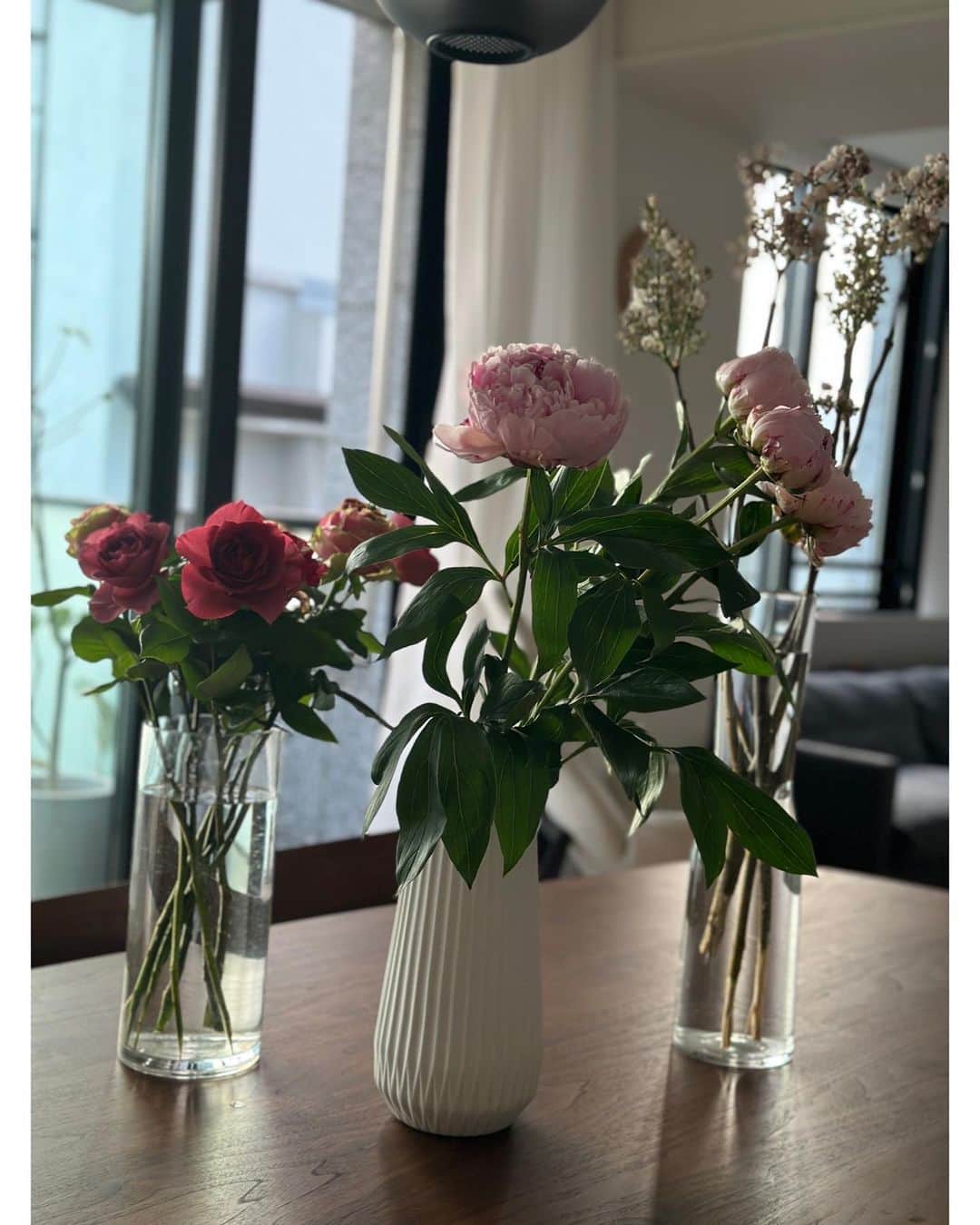 佐々木希さんのインスタグラム写真 - (佐々木希Instagram)「芍薬。 綺麗だなぁ♡ 夜に眠い目を擦りながら見た芍薬もそれはそれは美しい…  今お家？って、お花を届けてくれたcharの優しさ嬉しかった🫶 ちょうどお家に気持ちがあがるお花が欲しいなぁと思っていたところでした🥹感謝♡」5月4日 14時13分 - nozomisasaki_official