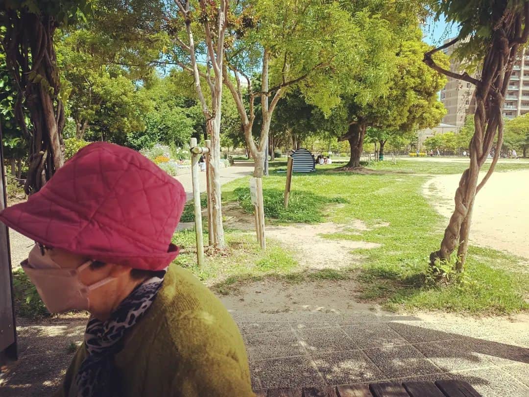 松本隆博のインスタグラム：「。⁡ ⁡公園で少し散歩して、、⁡ ⁡若いお父さんらを励まして🤣⁡ ⁡微笑ましいエネルギーを貰って⁡ 帰ってきました……(´>∀<｀)ゝ⁡ ⁡⁡ ⁡還暦少年 松本隆博」