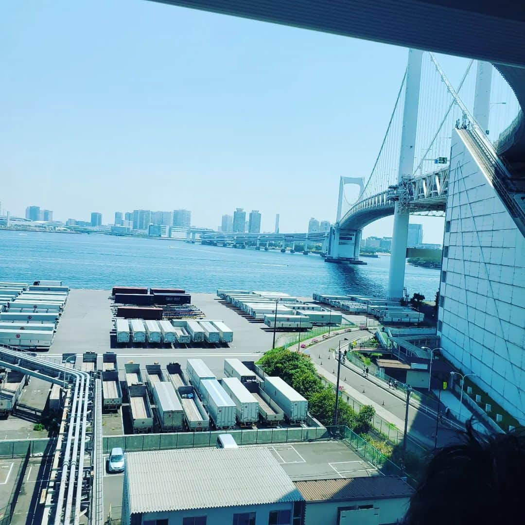 常世晶子さんのインスタグラム写真 - (常世晶子Instagram)「晴天☀️お台場。東京テレポート駅。ゆりかめもは人多し！風が気持ちいいー🌿  #大型連休 #ゴールデンウィーク #お台場  #アイスコーヒー飲みたい #☕」5月4日 14時30分 - tokoyo_shoko