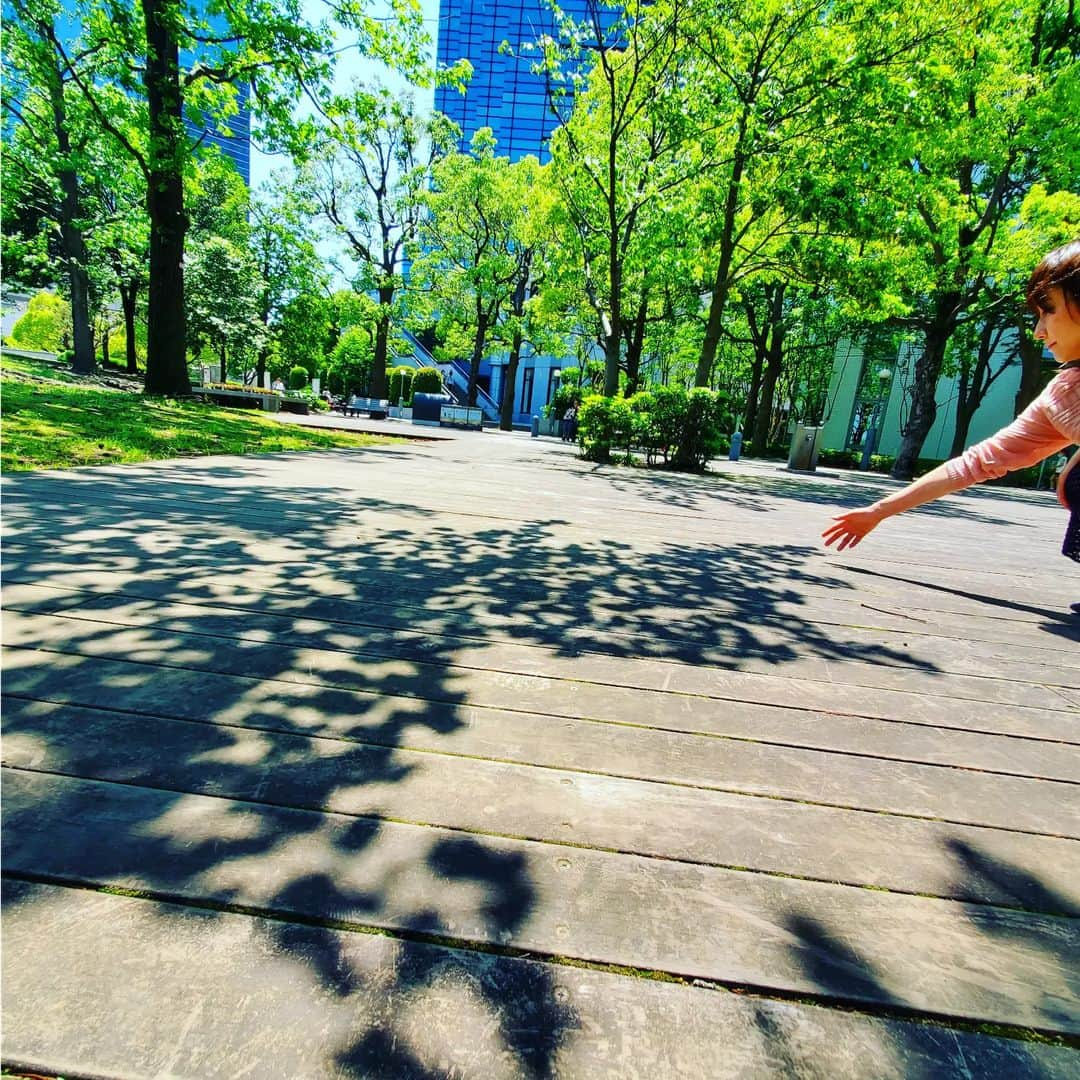 常世晶子さんのインスタグラム写真 - (常世晶子Instagram)「晴天☀️お台場。東京テレポート駅。ゆりかめもは人多し！風が気持ちいいー🌿  #大型連休 #ゴールデンウィーク #お台場  #アイスコーヒー飲みたい #☕」5月4日 14時30分 - tokoyo_shoko