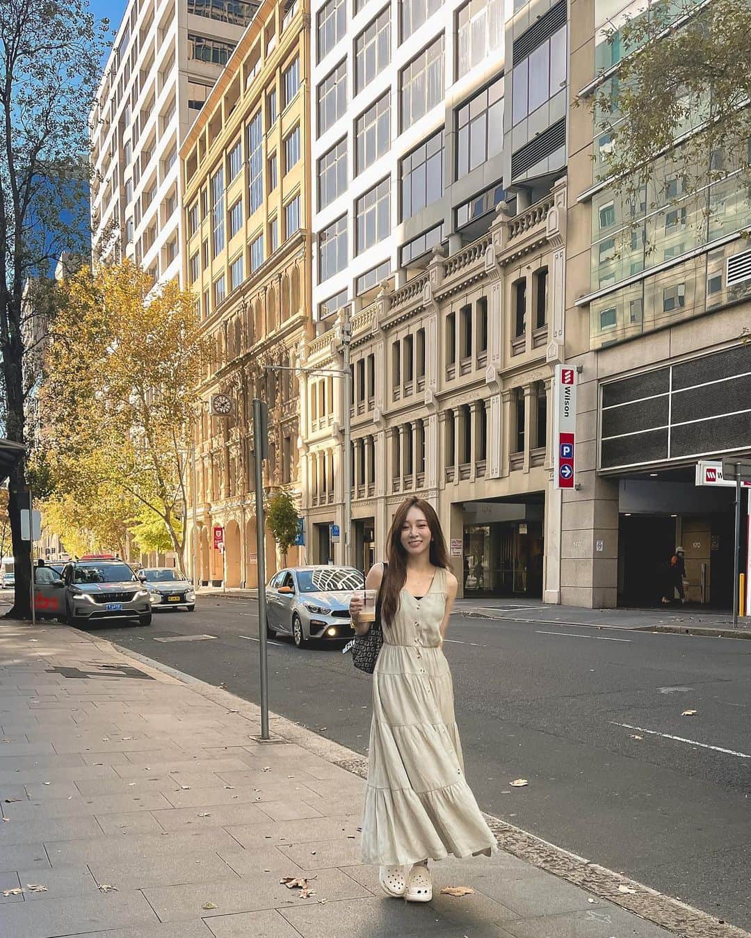 篠崎泫さんのインスタグラム写真 - (篠崎泫Instagram)「雪梨街道美的程度 大概就是 明知道自己穿得很醜 還是走沒幾步就想停下來拍幾張📷 ⁡ 24小時內 一萬多英尺高度來回的第三趟 就是✈️雪梨啦～這一趟澳洲行的最後一個城市 ⁡ 我的機場穿搭唯一宗旨：舒服就好 才會穿成這樣 被經紀人嫌到一個不行😆 在機場買到好好喝的拿鐵 好幸福 一下飛機就有受寵若驚高級車車接機 到飯店放行李後就急著找麻辣鍋來吃 終於可以吃到火鍋了🍲真滴好爽呀.ᐟ.ᐟ ⁡ 🤍雪梨真的好美好喜歡☕️ 💬覺得澳洲照片什麼時候才會上傳完呢 - 雖然穿搭一直被經紀人嫌棄 但我還是被私訊問翻 就一起標記給你們 👗 @theladywore 背心 @hm  #Australia #Sydney  #我姓篠崎單名泫不能叫崎泫」5月4日 14時30分 - hsyan0625