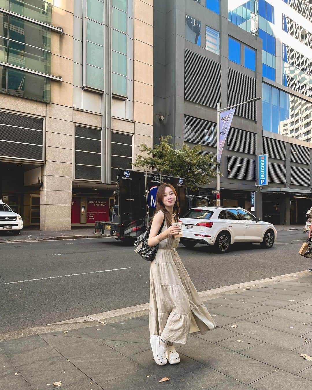 篠崎泫さんのインスタグラム写真 - (篠崎泫Instagram)「雪梨街道美的程度 大概就是 明知道自己穿得很醜 還是走沒幾步就想停下來拍幾張📷 ⁡ 24小時內 一萬多英尺高度來回的第三趟 就是✈️雪梨啦～這一趟澳洲行的最後一個城市 ⁡ 我的機場穿搭唯一宗旨：舒服就好 才會穿成這樣 被經紀人嫌到一個不行😆 在機場買到好好喝的拿鐵 好幸福 一下飛機就有受寵若驚高級車車接機 到飯店放行李後就急著找麻辣鍋來吃 終於可以吃到火鍋了🍲真滴好爽呀.ᐟ.ᐟ ⁡ 🤍雪梨真的好美好喜歡☕️ 💬覺得澳洲照片什麼時候才會上傳完呢 - 雖然穿搭一直被經紀人嫌棄 但我還是被私訊問翻 就一起標記給你們 👗 @theladywore 背心 @hm  #Australia #Sydney  #我姓篠崎單名泫不能叫崎泫」5月4日 14時30分 - hsyan0625