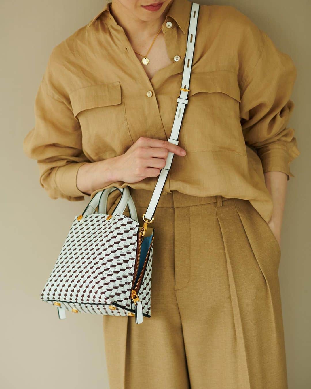 ロペのインスタグラム：「2023 ÉPOR New model |  Y BAG MONOGRAM ⁡ 働く女性のバッグを提案する「ÉPOR（ロペ エポール）」では、デザイン性と多機能な通勤バッグを豊富にラインアップ。 今回、ÉPORで大人気のY BAGシリーズから新モデル「Y BAG MONOGRAM（YACHET PATTERN）」が登場！ 洗練された佇まいはそのままに、シックさとリッチ感漂うモノグラムバッグに仕上げました。 ⁡ ⁡ ⁡ ▶ITEM ⁡ #GGX83510 Y BAG MONOGRAM Mini ¥17,600 (税込) ⁡ J'aDoRe JUN ONLINEでご購入いただけます。 ⁡ ⁡ ⁡ @epor_rope @jadorejunonline #ÉPOR #ロペエポール #美しさととのう #ととのう #通勤バッグ #モノグラムバッグ #Ybag #Ybagmonogram #ロペ #ROPÉ #ropejp」