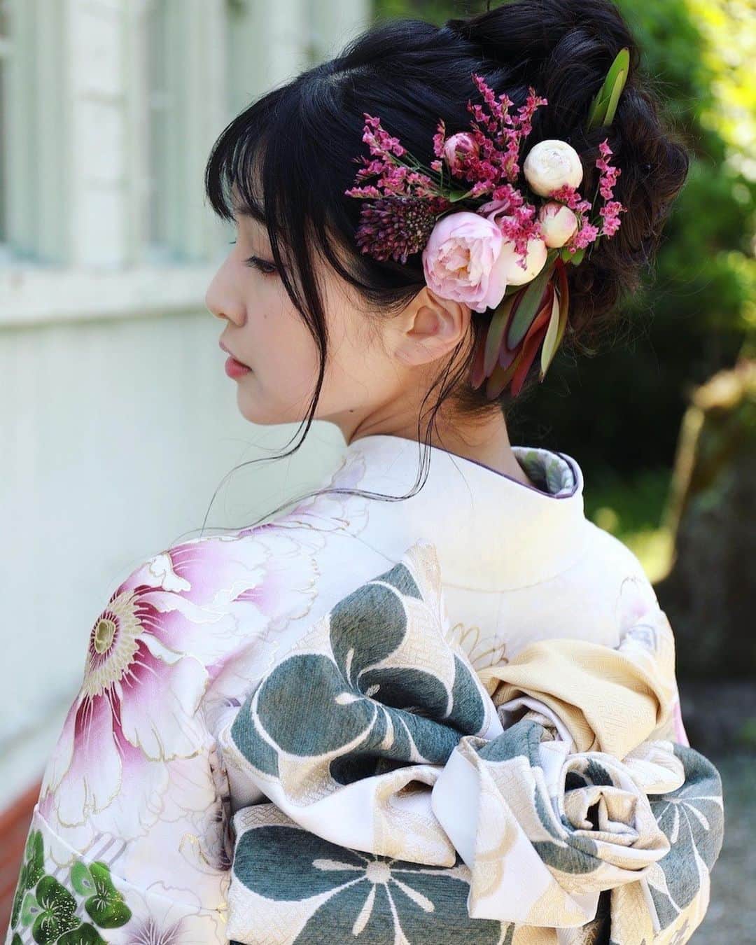 吉田桃華さんのインスタグラム写真 - (吉田桃華Instagram)「衣裳撮影のお写真をインスタにも、こっそり大公開(?)  Photo by @inoueisho_photostudio_vol.2   白地の振袖に、 アレンジも素敵です。  #振袖 #着物 #帯揚げ #ヘアアレンジ  #吉田桃華」6月2日 19時08分 - momokayoshida_