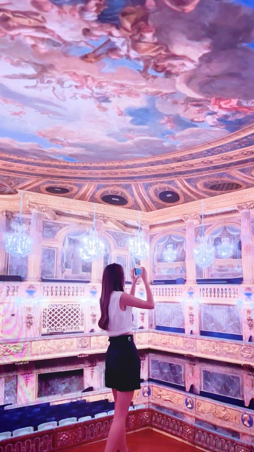 のインスタグラム：「[Endless surprises at The French May Arts Festival!🎨]   Experience the magic of The French May Arts Festival, now in its 30th year! Over 100 French artists👨🏻‍🎨 have come together to present a stunning array of dance, theatre, music, and art exhibitions at The French May Arts Festival. From the captivating “Virtually Versailles” exhibition at the Hong Kong Heritage Museum to the interactive “Waterlight Graffiti” installation, this festival promises endless surprises. Although the grand puppet show at Tai Kwun has ended, there’s still plenty to experience and enjoy. Don’t miss out on the chance to witness the passion and vitality of this amazing celebration of French artistry!🙌🏻  [驚喜滿載嘅法國五月！🎨]  法國五月藝術節今年30周年喇！今次邀請咗過百位法國藝術家👨🏻‍🎨同唔同單位合作，創作出一系列舞蹈、戲劇、音樂同藝術展覽等節目，為大家帶嚟無限法式驚喜！除咗啱啱演出完嘅大館大型木偶表演，而家舉辦緊嘅香港文化博物館「虛擬凡爾賽宮之旅」展覽，同互動藝術裝置《水燈塗鴉》一樣大受歡迎，記得把握機會， 親身到場感受充滿活力嘅法國藝術啦！🙌🏻  @frenchmayartsfest @frenchgourmay #HelloHongKong  #DiscoverHongKong  🇫🇷🎨🇫🇷🎨🇫🇷🎨🇫🇷🎨🇫🇷🎨🇫🇷🎨🇫🇷🎨🇫🇷🎨🇫🇷🎨 Hong Kong welcomes you✈️! Now travellers can get ‘Hong Kong Goodies’ 🛍️vouchers including one FREE welcome drink🍸 in the hottest bars! Check out the details here: bit.ly/HelloHKgoodiesEN. Hope to see you all soon! 香港歡迎你✈️！而家遊客仲可以享用「香港有禮🛍️」消費優惠券，去得獎酒吧免費飲返杯🍸🍹！詳情請留意 bit.ly/HelloHKgoodiesTC」