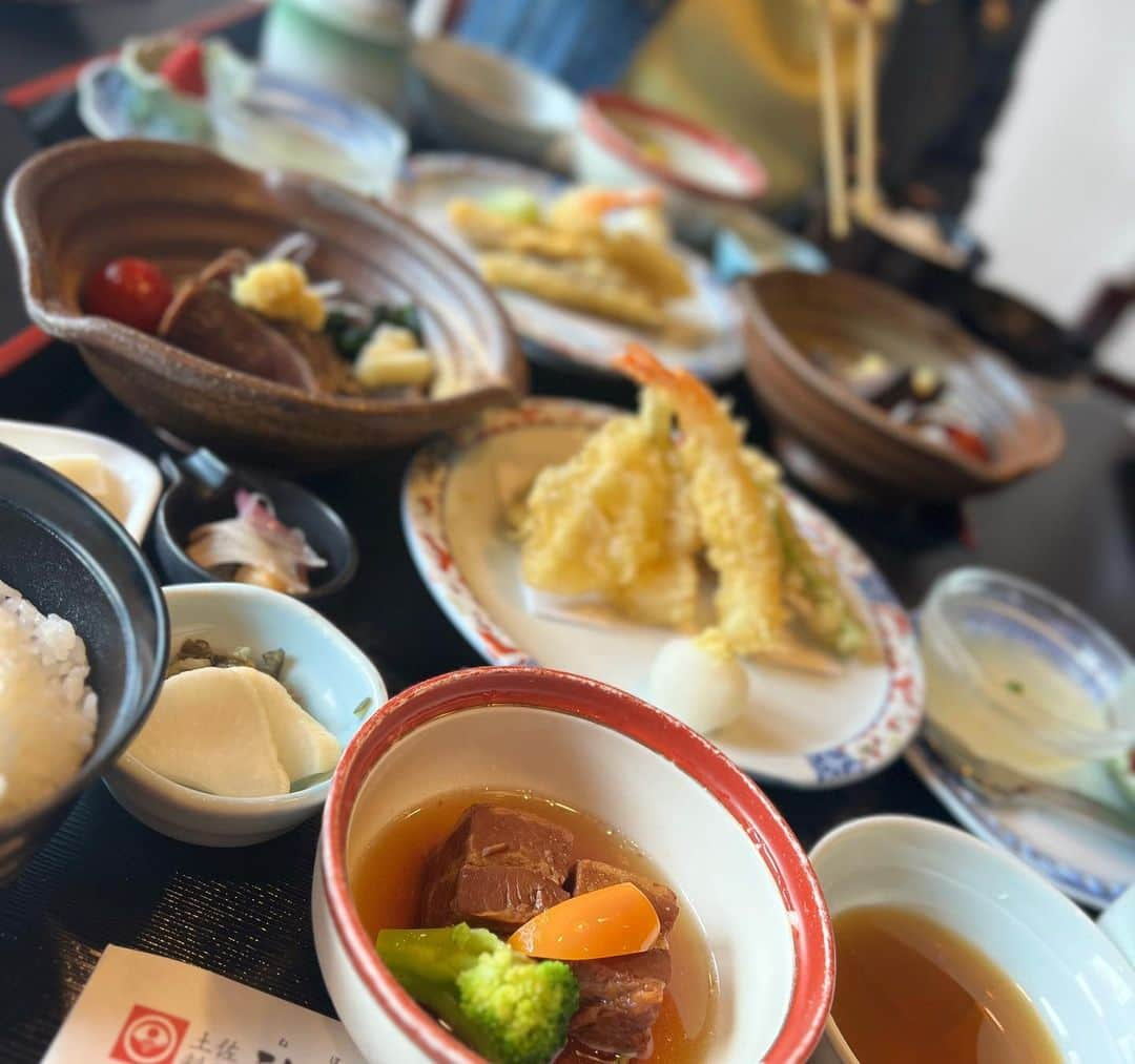 大槻ひびきさんのインスタグラム写真 - (大槻ひびきInstagram)「台風で大雨🥺☂️ 皆さん大丈夫ですか？？ 今日は予定がいっぱい入ってて 大忙しの日🤯  朝はmod's hair銀座店で まつパしました🌸 まつげ伸びてきたから パリジェンヌで揃えてもらったよ☺️  お昼は 杏梨ちゃん＆めめたん BLACK DIAMONDデビューおめでとう🫶会 ランチでお祝いしたよ🥰 これからも応援してる✨  夕方は8/12カブカップに向けて KUSHITANIさんで試着しました🍀 レースがんばるー！✨」6月2日 19時03分 - yanhibi0221