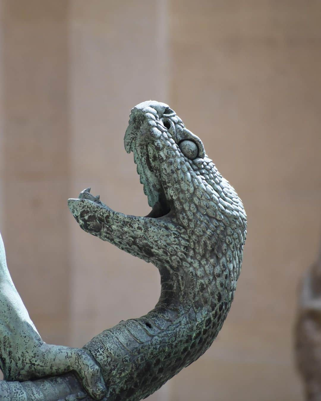 ルーブル美術館さんのインスタグラム写真 - (ルーブル美術館Instagram)「. 🇫🇷 Inspectons les œuvres du musée avec #LouvreALaLoupe !  Aujourd’hui, focus sur ce combat acharné entre Hercule et Achéloüs 🔍 - 🏛️ Dans les Métamorphoses du poète latin Ovide, Achéloüs, dieu fleuve, est le rival du héros Hercule pour l’amour de Déjanire. Au cours d’un combat féroce, Achéloüs se transforme en serpent puis en taureau mais est finalement vaincu.   - 🐍 Sculpteur néoclassique majeur sous l’Empire puis la Restauration, François-Joseph Bosio représente le moment où Hercule étouffe Achéloüs qui a pris la forme du serpent. Admiratif du sculpteur italien Canova, il s’inspire ici du Thésée luttant contre le Centaure conservé au @kunsthistorischesmuseumvienna  - 🕰️ Cette œuvre fut commandée par le ministère de la Maison du roi en 1822, d’après le modèle en plâtre présenté au Salon de 1814, et installée au Jardin des Tuileries en 1828.  ∴ 🌎 Let's inspect the museum's works with #LouvreALaLoupe!  Today, focus on the fierce battle between Hercules and Achelous. 🔍 - 🏛️ In the Metamorphoses by the Roman poet Ovid, the river god Achelous rivals the hero Hercules for the love of Déjanire. In a fierce battle, Achelous is transformed into a snake and then a bull, but is finally defeated.   - 🐍 A major neoclassical sculptor during the Empire and Restoration periods, Bosio depicts the moment when Hercules suffocates Achelous, who has taken the form of a snake. Much inspired by the Italian sculptor Canova, he takes his inspiration here from Theseus fighting the Centaur, now in the @kunsthistorischesmuseumvienna.   - 🕰️ This work was commissioned by the Ministry of the King's Household in 1822, based on the plaster model presented at the 1814 Salon, and installed in the Tuileries Gardens in 1828.  - 📷 © Musée du Louvre / Nicolas Bousser  . . . #Louvre #MuséeDuLouvre」6月2日 19時04分 - museelouvre