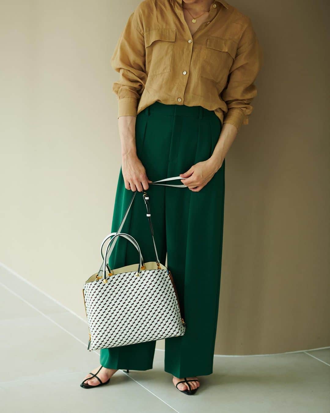 ロペのインスタグラム：「2023 ÉPOR New model |  Y BAG MONOGRAM ⁡ 働く女性のバッグを提案する「ÉPOR（ロペ エポール）」では、デザイン性と多機能な通勤バッグを豊富にラインアップ。 今回、ÉPORで大人気のY BAGシリーズから新モデル「Y BAG MONOGRAM（YACHET PATTERN）」が登場！ 洗練された佇まいはそのままに、シックさとリッチ感漂うモノグラムバッグに仕上げました。 ⁡ ⁡ ⁡ ▶ITEM ⁡ #GGX83500 Y BAG MONOGRAM Medium ¥19,800 (税込) ⁡ J'aDoRe JUN ONLINEでご購入いただけます。 ⁡ ⁡ ⁡ @epor_rope @jadorejunonline #ÉPOR #ロペエポール #美しさととのう #ととのう #通勤バッグ #モノグラムバッグ #Ybag #Ybagmonogram #ロペ #ROPÉ #ropejp」