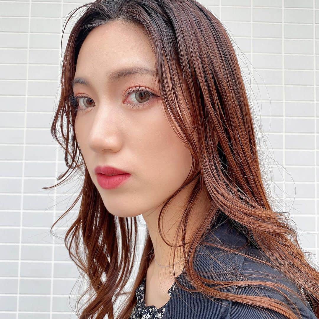 岩下真奈さんのインスタグラム写真 - (岩下真奈Instagram)「2023.06.02 #カラコンレポ 🌸 * BLACKPINKがイメージモデルのカラコン CRUUM ( @cruum_official ) の新色2色つけてみたよ‪‪❤︎‬ . . 媚びないサイズで瞳を魅せる#141シリーズ ▫️Pear Milk (ペアーミルク) [ DIA14.1mm / BC8.6mm / 着色外径13.0mm ] 洋ナシっぽまろみグリーン×ベージュのニュアンスカラーで とろっとまろやかな、みずみずしさのある瞳に 🍐🏷‪‪‪‪‬ . . 存在感で視線を奪う#145シリーズ ▫️Macadamia (マカダミア) [ DIA14.5mm / BC8.6mm / 着色外径13.7mm ] もわもわとしたデザインが特徴的な白っぽコク深グレージュで まるでコク深いマカダミアとミルクが溶け込んだような色味。 やわらかい強さを引き立てる瞳に🥜🥛 . . どちらも韓国っぽレンズでおめめが完璧で究極なアイドルになれるし、ミルキーっぽさが絶妙でとっても可愛い！👁🩷 . ん~~アイドルになれる気してきたッ🩰🎶 . . 超可愛くてオススメ🥹‪‪❤︎‬ . 気になった人は是非チェックしてみてね！！ . . . PR #CRUUM #カラコン #sponsored #クルーム #マカダミア #ペアーミルク」6月2日 19時06分 - mana_mdleam