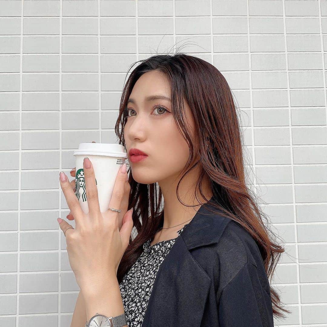 岩下真奈さんのインスタグラム写真 - (岩下真奈Instagram)「2023.06.02 #カラコンレポ 🌸 * BLACKPINKがイメージモデルのカラコン CRUUM ( @cruum_official ) の新色2色つけてみたよ‪‪❤︎‬ . . 媚びないサイズで瞳を魅せる#141シリーズ ▫️Pear Milk (ペアーミルク) [ DIA14.1mm / BC8.6mm / 着色外径13.0mm ] 洋ナシっぽまろみグリーン×ベージュのニュアンスカラーで とろっとまろやかな、みずみずしさのある瞳に 🍐🏷‪‪‪‪‬ . . 存在感で視線を奪う#145シリーズ ▫️Macadamia (マカダミア) [ DIA14.5mm / BC8.6mm / 着色外径13.7mm ] もわもわとしたデザインが特徴的な白っぽコク深グレージュで まるでコク深いマカダミアとミルクが溶け込んだような色味。 やわらかい強さを引き立てる瞳に🥜🥛 . . どちらも韓国っぽレンズでおめめが完璧で究極なアイドルになれるし、ミルキーっぽさが絶妙でとっても可愛い！👁🩷 . ん~~アイドルになれる気してきたッ🩰🎶 . . 超可愛くてオススメ🥹‪‪❤︎‬ . 気になった人は是非チェックしてみてね！！ . . . PR #CRUUM #カラコン #sponsored #クルーム #マカダミア #ペアーミルク」6月2日 19時06分 - mana_mdleam
