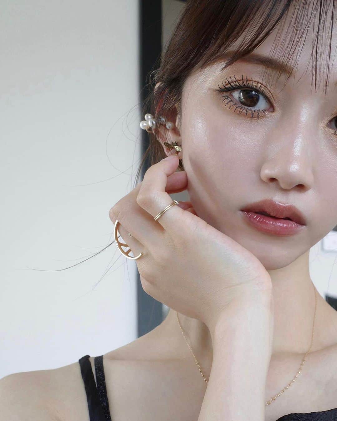 のインスタグラム：「ずっと気になっていた 眉のアートメイクを先週初めてしてきました🪄  パウダーだけでささっと眉メイクが完成して時短になるし、すっぴんの時でも眉毛があるのが嬉しい。♡  アートメイクもクリニックも初体験で緊張していたのですが、担当の @miyu_artmakenurse さんが優しく丁寧にご対応下さり、安心して過ごせました😌  この投稿を見て下さった方は、 1万円オフの44,000円でご案内できるそうです♡ アートメイクが気になっている方は是非☺️」