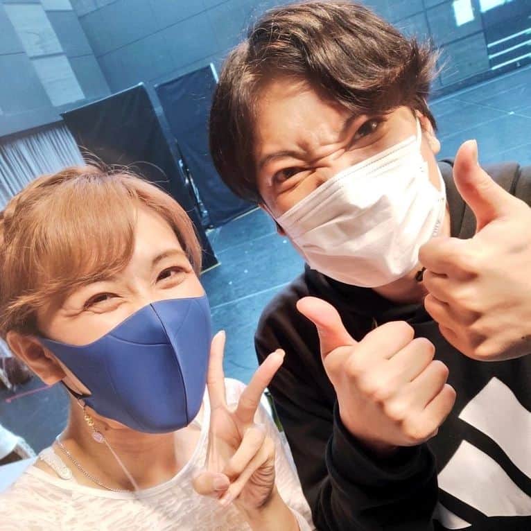 栗山絵美のインスタグラム：「もう今月開幕となります！ 舞台【Go Forward！】 座長の兼崎健太郎さん！ 本日39歳のお誕生日✨🎂🎉 お稽古場で皆でお祝いしました！ これで1歳差なんですけど、丁重に先輩扱いしてくれるのが悩み…役柄的に仕方ないか😂笑  兼ちゃんは、寡黙だけれどひろーい背中で語ってくれる逞しい座長です！ 真っ直ぐで熱くて…酒田先生そのもの！  力を合わせて、励まし合って頑張りますっ🔥🔥🏈🏉  本番まで2週間を切りました、燃え滾っております！ 正念場！ 是非ともいらしてくださいませ！お待ちしております！  チケットはコチラ↓🎟 https://goforward-stage.com/」