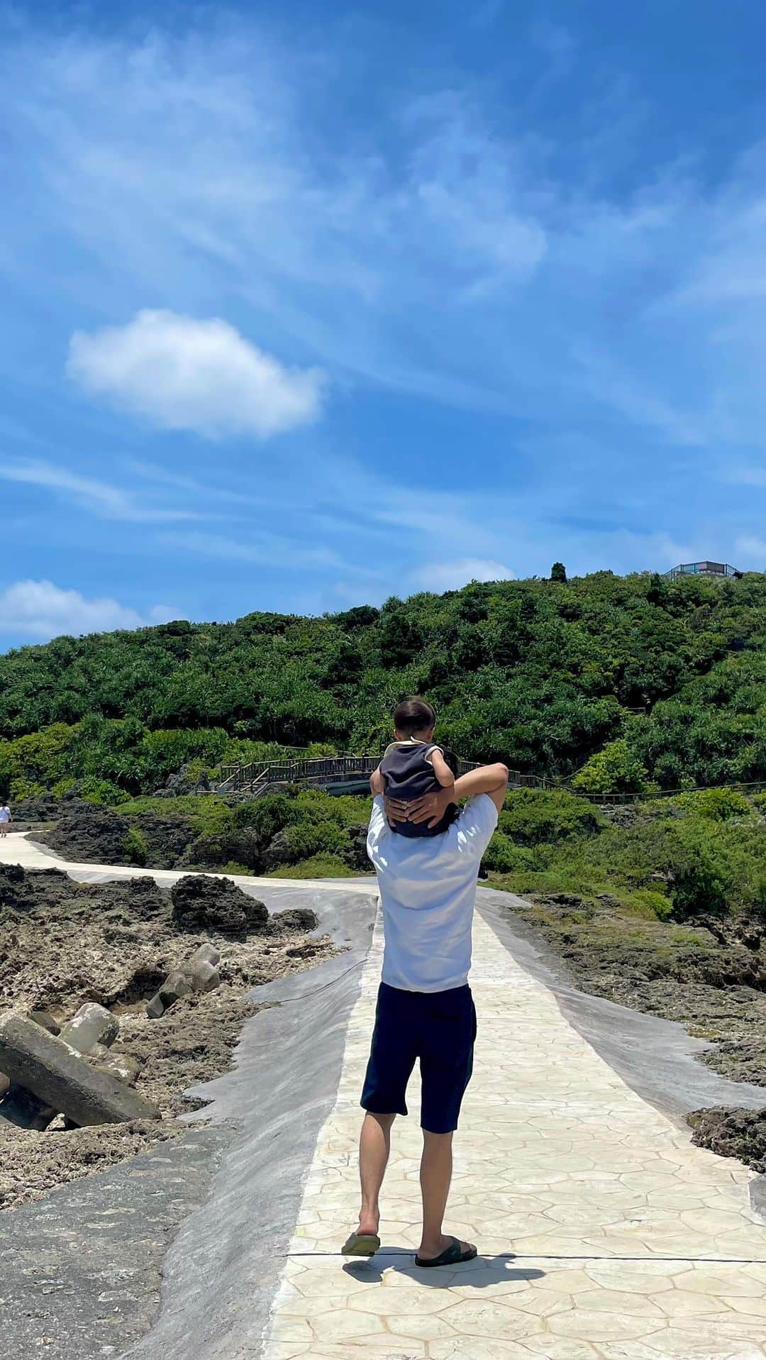 AMIのインスタグラム：「🏖️ . 2023.05.29〜06.02✈️宮古島旅行🌺  まさかの台風直撃で4泊5日のうち2日間は ほぼホテルから出られなかったし マタニティフォトとかパラセーリングとか 行きたかったご飯屋さんとか 予定してた事出来なかったけど、 家族みんな体調崩す事無く出発出来て 怪我無く帰って来れて良かった😌✨ 4年前リゾバで移住してだいすきになった宮古島を 家族に紹介出来て嬉しかった❤︎❤︎ 次は2人目が無事に産まれて 善がシュノーケル出来る年齢になったら また行きたい😆🐠⛱️🥥✨ . #宮古島 #宮古島旅行 #家族旅行  #宮古島グルメ #宮古島ブルー」