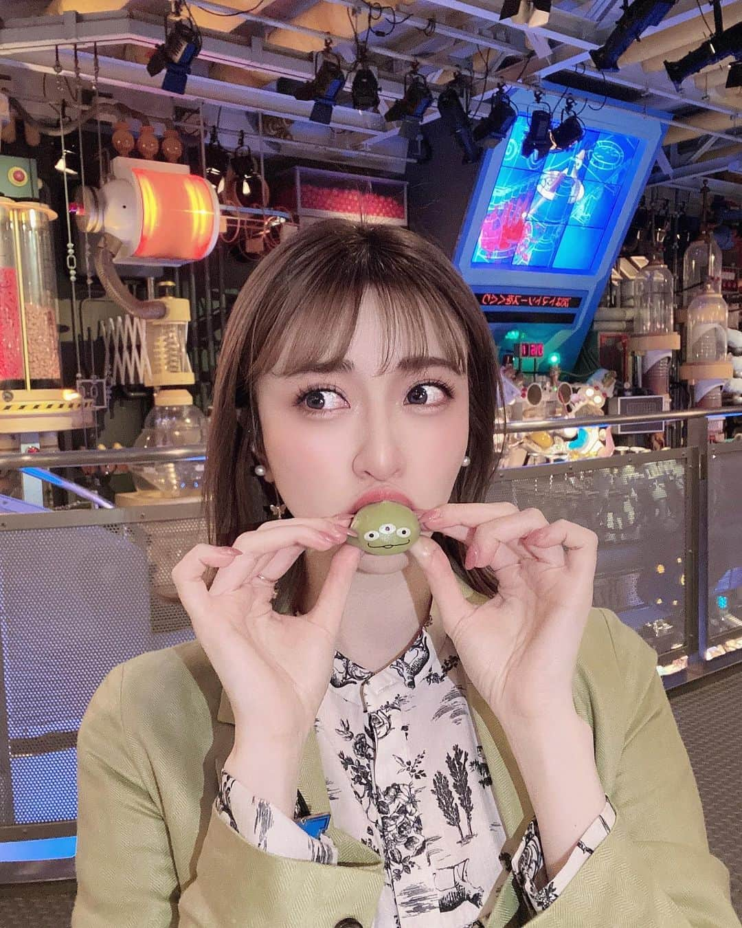 新部宏美のインスタグラム：「リトルグリーンまん🫛💚🚀  ドアの近く座ってたから 風がすごかったね🌪️  ディズニーいきたい🏰 チュロスたべたい🎈  ラブカールでまつ毛パーマしてきたよ🌼 まつ毛が上がってると気分も上がるっ🎵」