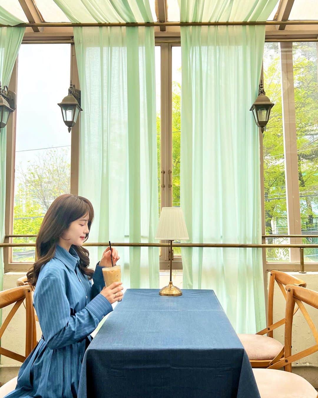 神田れいみのインスタグラム：「🍀  韓国カフェ☕️  人気のカフェは予約が必要だったり 何時間も待ったりしますが、 ここは空いていて良かったです✈️  SEVENTEENの方が来たカフェらしく セブチファンの友達と聖地巡礼タイムでした🥹♡」