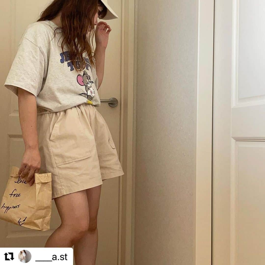 ジーンズメイトさんのインスタグラム写真 - (ジーンズメイトInstagram)「着用アイテム  【TOM AND JERRY】 トムとジェリー タフィー Tシャツ  ◆オフホワイトB柄 ◆価格:3,289円（税込） #Repost @____a.st with @use.repost ・・・ ・ このトムとジェリーのTシャツ めちゃくちゃかわいくない？‎ 一目惚れしてしまった‎🤍  Tシャツのグレーの色味といい柄といい 全部好きすぎて！ このねずみのパンツの部分だけ タオル地になってるのもかわいいの‎‪𓂃   そしてこのTシャツすごい着心地良くて最高◎  クーポンコードを出していただいたので 良かったらこの機会にお買い物してね🍨  クーポンコード【JMSZ2M63Z】 ・最低金額無の15％OFF ・税込3,900円以上で送料無料 ・期間2023年5月31日まで ・他のクーポンと併用不可 ・商品代金にのみ使用可 ・1人1回のみ使用可能 ・オンラインショップ限定  上記の条件を確認の上ぜひ使ってね‎🤍  #ジーンズメイト　#jeansmate #お洒落さんと繋がりたい #お洒落ママさんと繋がりたい #ママファッション #ママコーデ #淡色コーデ #淡色女子 #韓国女子 #ootd #淡色女子と繋がりたい #低身長コーデ」6月2日 17時41分 - jeans_mate