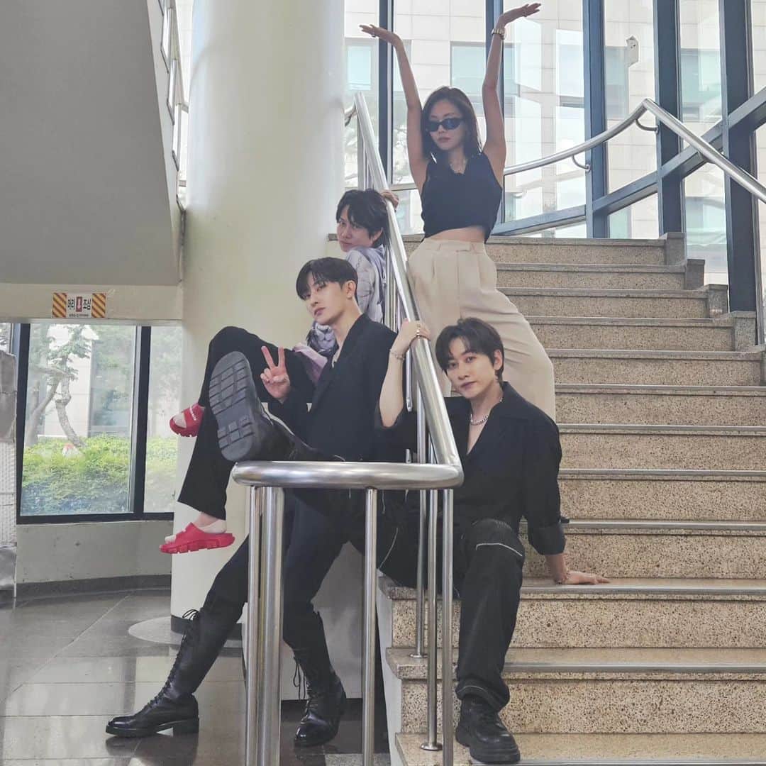 ヒチョルのインスタグラム：「이곳이 그 유명한 뮤직뱅크 포토존입니까?! . . @zhouzhoumi419 @ff0427 @은혁」
