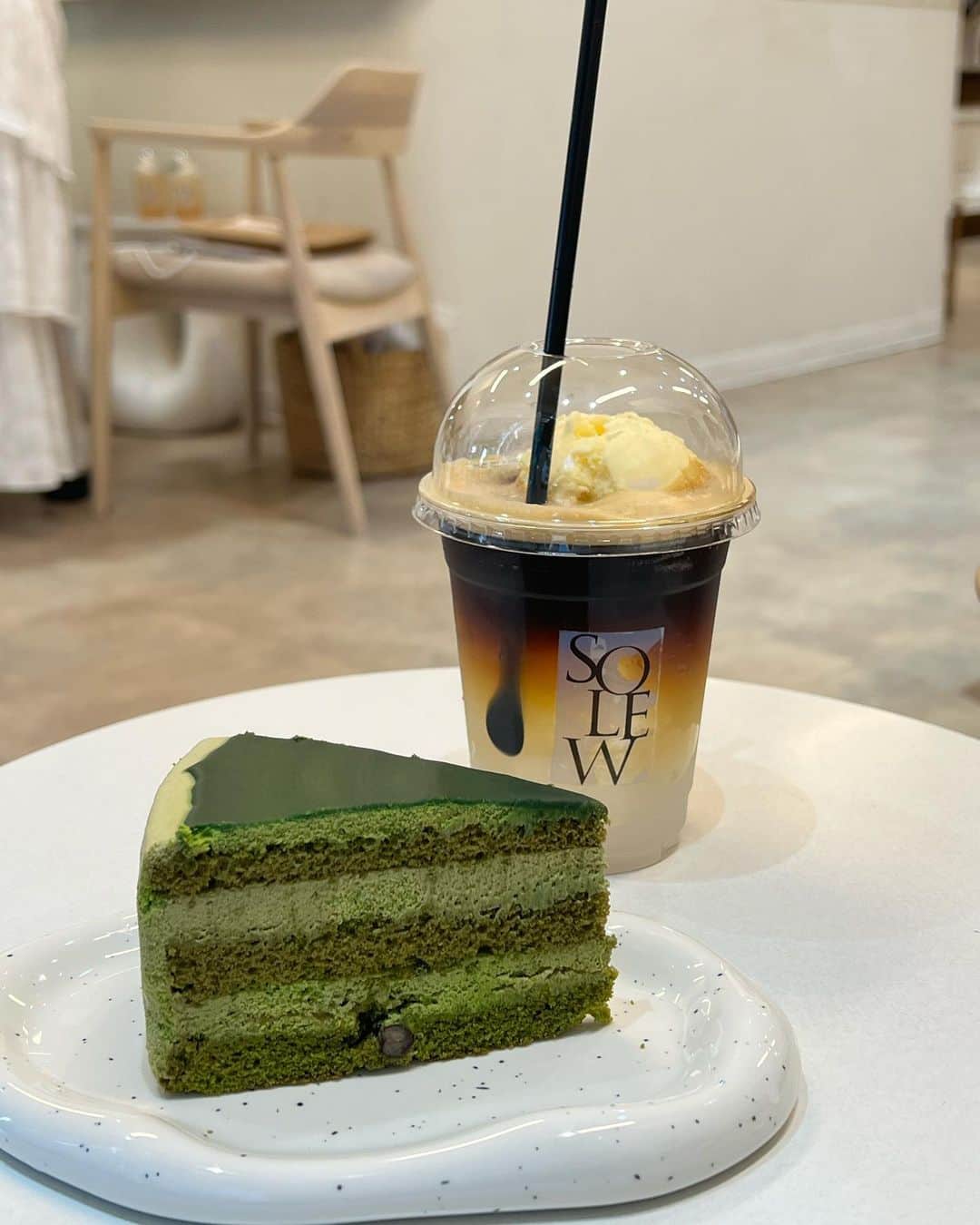 岩井七世のインスタグラム：「お、良さげなカフェじゃんっと思ったら お店の奥はセレクトショップになっていて、今っぽくて気分にぴったりな韓国のアパレルがたくさん並んでる〜🫶やだ〜🫶 ⁡ カフェのメニューもちゃんと美味しいうえに食器が色んな形で韓国カフェっぽい。そしてお店の方もお客さんたちもみんなして店内のムードにぴったりなファッションでかわいかったので全要素に癒されて💭アパレルショップによくあるハイファッションなプレッシャーもなかったよ！ひとりでも入りやすくて安心した！(わかる？笑) ⁡ わたしは抹茶ケーキと、エスプレッソとアイスが入ったココナッツフロートを注文。うまぁ。 ⁡ 最寄りは新宿御苑なのでテイクアウトしてピクニックもいいな。注文を待つ間も服やアクセサリーに目移り💍次は買い物にきちゃいそう。 ⁡ ⁡ #solew #solewカフェ  #韓国風カフェ#pr」