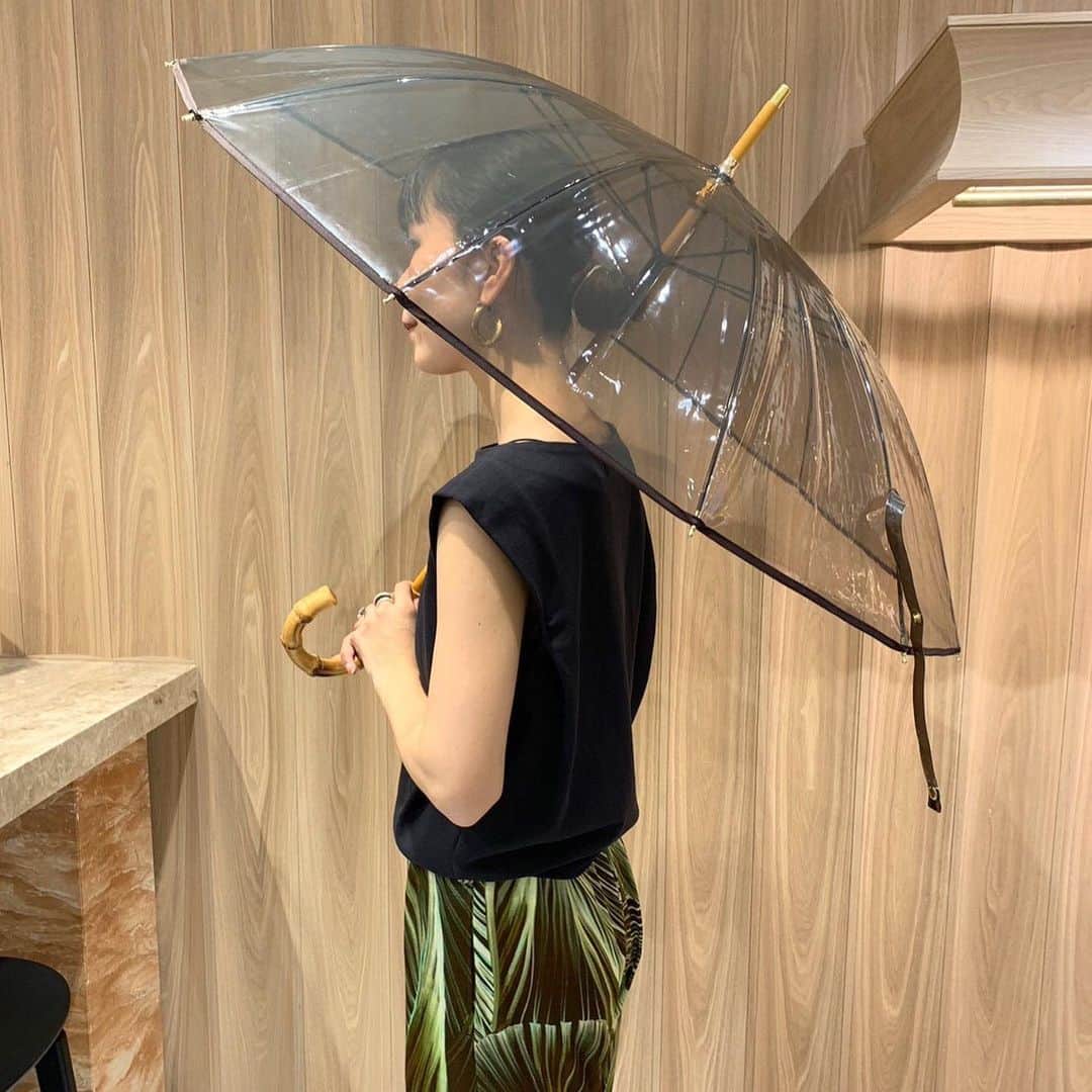 デミルクス ビームス 新宿のインスタグラム：「. 🌧️For Rainy day☂️ ↪︎ @traditionalweatherwear  . . 『Traditional Weatherwear』を代表する、大人気のビニール傘です🌂  持ち手はバンブーデザインになっており、異素材の組み合わせが可愛いです⭕️  スタイリングにも溶け込みやすく、どんなお洋服でも合わせやすい一品です。  no. 64-66-0087-118 color: WHITE, BLUEGREY, BROWN, RED ¥11,000- . . #demiluxebeams #デミルクスビームス #demiluxebeams_shinjuku  #BEAMS #ビームス  #traditionalwetherwear  #傘 #レイングッズ」
