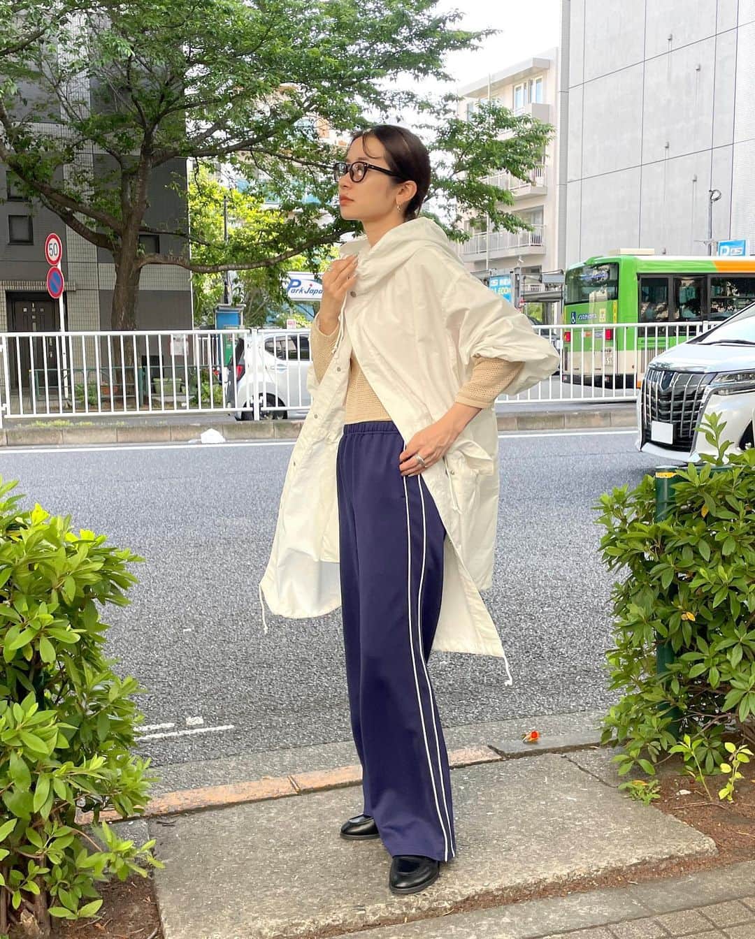 Ungrid staff snapのインスタグラム：「今年らしいスポーツミックスのアイテムが秋の予約に追加！  @ran_tachibana_ 155cm @aki_ishikuro_ 166cm  #バイカラートラックジャケット　 ¥13,200(tax in) ネイビー / グリーン  トレンドのトラックジャケット。 パイピングを挟みバイカラーのデザインにし、リブはボーダーにすることでカジュアルなデザインポイントを。シルエットはスリーブボリュームでバストも広めのルーズサイズに仕上げました☺️ハイネックなので全部閉めて着ても今っぽく着ていただるデザインです◎  #バイカラートラックパンツ　 ¥11,000(tax in) グリーン / ネイビー  ウエストはゴム仕様でラフな印象に。太ストレートシルエットでラフに穿いていただけるデザインにしています！ 155cmでフルレングスで穿いていただけるサイズ感です。  ___________________________________ 下記 アカウントTOPページリンクより 各サイトをご覧下さい🔗  RUNWAY channel▶︎ @ungrid_official ZOZOTOWN▶︎ @ungrid_staffsnap  #ungrid #ungrid_official #runwaychannel #zozotown #ungrid_staffsnap #snap #ファッションスナップ #coordinate #code #ootd #コーデ #コーディネート #今日の服 #今日のコーデ#大人カジュアル#カジュアル#カジュアルコーデ #アングリッドコーデ #ジャージ #ジャージスタイル」