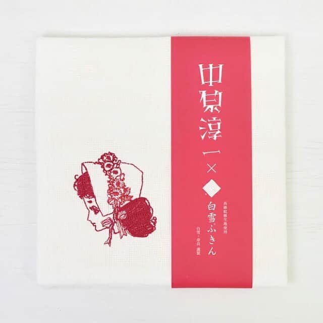 中原淳一さんのインスタグラム写真 - (中原淳一Instagram)「奈良の @shirayuki_fukin とコラボした淳一デザインの「白雪はんかちふきん」が発売に。  蚊帳生地から生まれた50年以上のベストセラー「白雪ふきん」。 はんかちふきんは、木から作られるパルプ繊維のレーヨンを100%使用し、真っ白な蚊帳生地を多層に重ねて縫製。綿よりも吸水性が高く、柔らかな手触りが特徴です。 繊細な刺繍で施された少女の横顔がポイントに。 はんかちにも、ふきんにも丁度よいサイズ感で、ご自由にご使用ください。 使いこむほどにやわらかく、ふわっとしたやさしい手触りになります。 ギフトにもおすすめの商品です。  ※鹿児島産サツマ芋でんぷん糊使用しており新品の状態はごわつきがあります。ご使用前にお湯で十分に糊を洗い落してお使いください。  #中原淳一 #JunichiNakahara #白雪ふきん #白雪はんかちふきん #奈良」6月2日 17時43分 - jun_nak_official