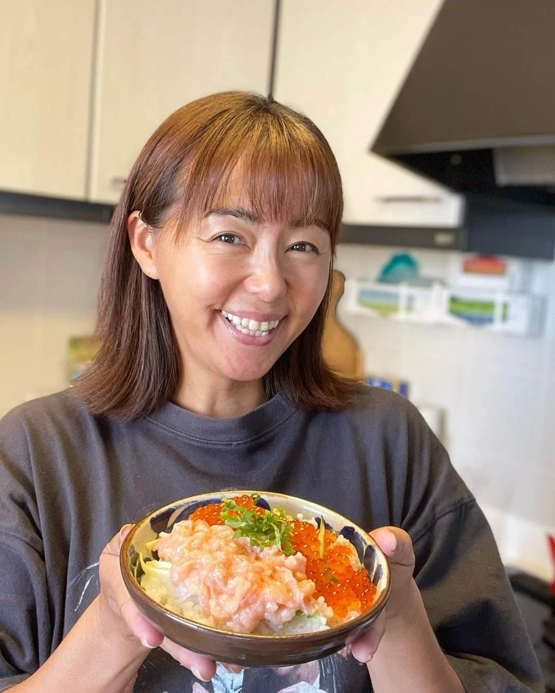 田中律子さんのインスタグラム写真 - (田中律子Instagram)「おうちご飯🍚お取り寄せ〜🏠  またまた大好き魚耕から　@uoko.official  お肌にいいと言われて最近めちゃくちゃ食べてる鮭🐟  鮭にはビタミン類やアスタキサンチン、DHAやEPAなどの栄養素が豊富❤️ アスタキサンチンの抗酸化力は、老化防止や疲労回復に効果的、美肌効果もバッチリ✨鮭も焼き鮭ばっかりじゃ飽きるので、しゃけとろをオーダー🔔ついでに鮭ならやっぱりイクラよねーってことで、イクラちゃんもー❤️はぁ〜〜い🙌🏼美味しいに決まってるーー😍  プロラボファーム　@prolabofarm_official からも美味しい無農薬お野菜が届いたから、きゅうりを千切りにして、シソもトッピング😋うんまっ❗️娘っ子も、ペロリとたいらげて、おかわり🍚  美味しいもん食べるとこんなにも幸せになれる🤤しかも、家で🏠 あー、満足まんぞくー❤️  #おうちごはん  #おうち時間  #お取り寄せ  #魚耕  #プロラボファーム  #アスタキサンチン  #満足  #おいしい」6月2日 17時44分 - ri2kotanaka